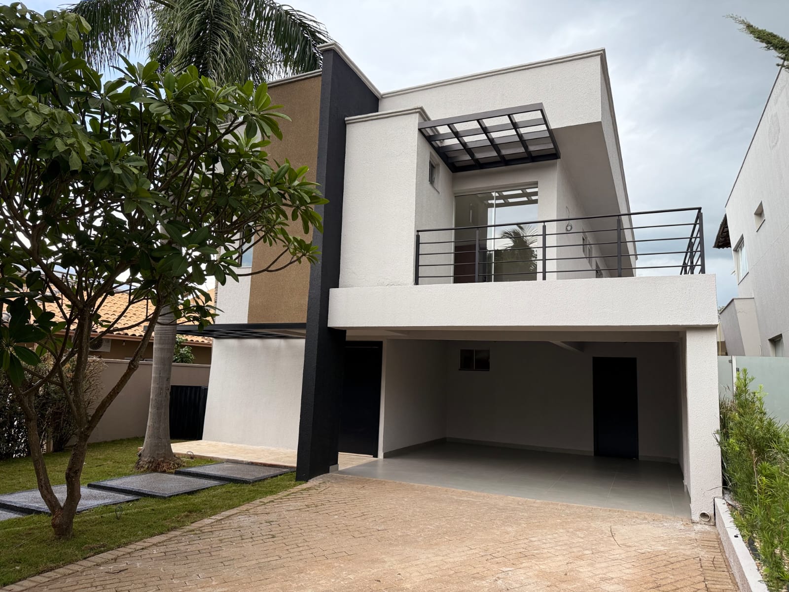 Sobrado de Luxo no Portal do Sol I - 4 Suítes com Piscina