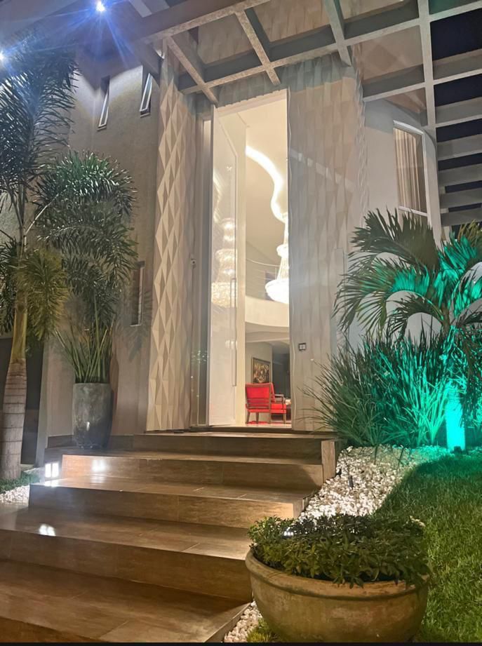 Sobrado de Alto Padrão com 5 Suítes e Piscina Aquecida - Garavelo