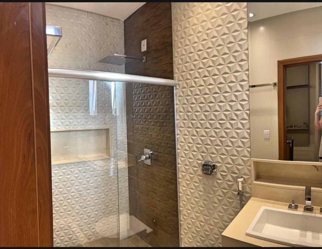 Sobrado de Alto Padrão com 5 Suítes e Piscina Aquecida - Garavelo