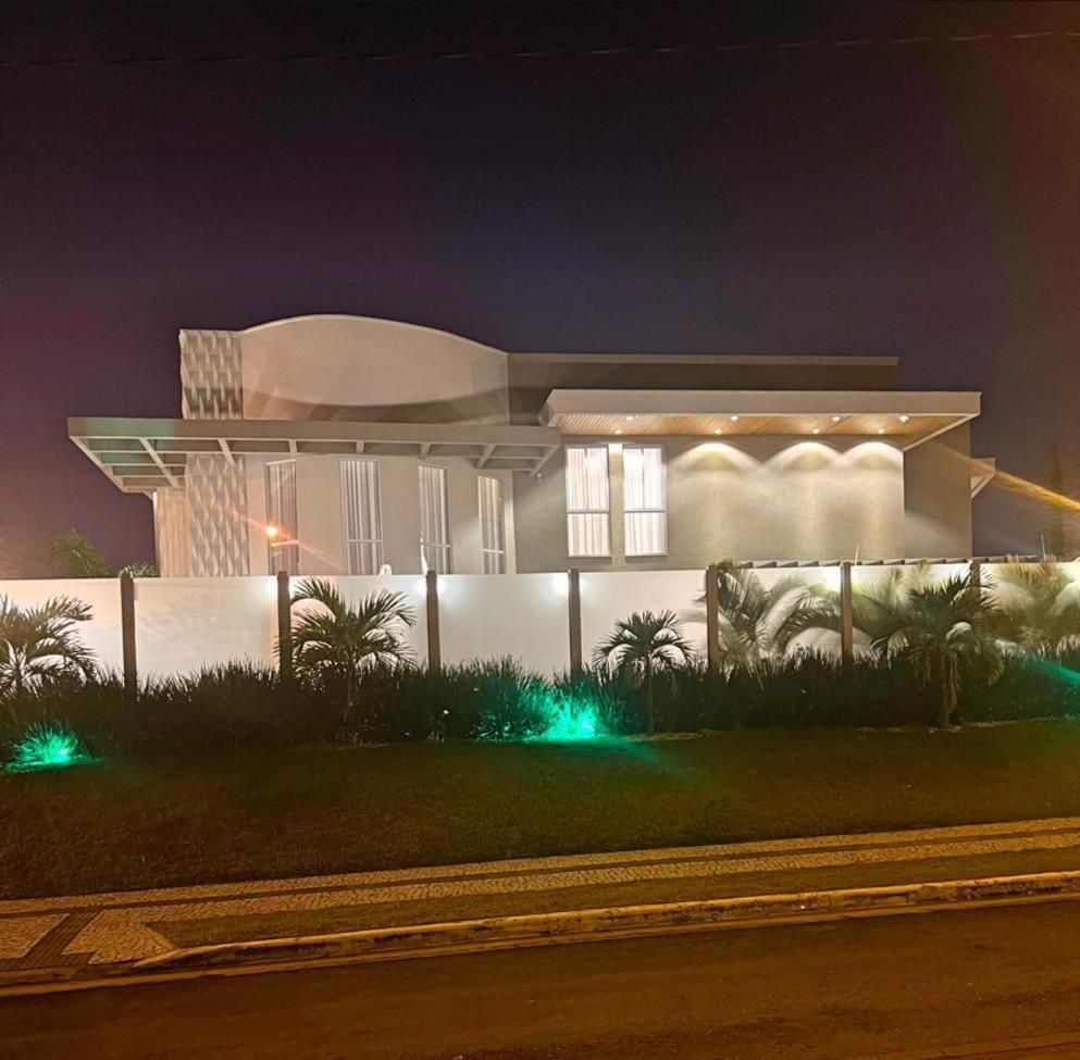 Sobrado de Alto Padrão com 5 Suítes e Piscina Aquecida - Garavelo