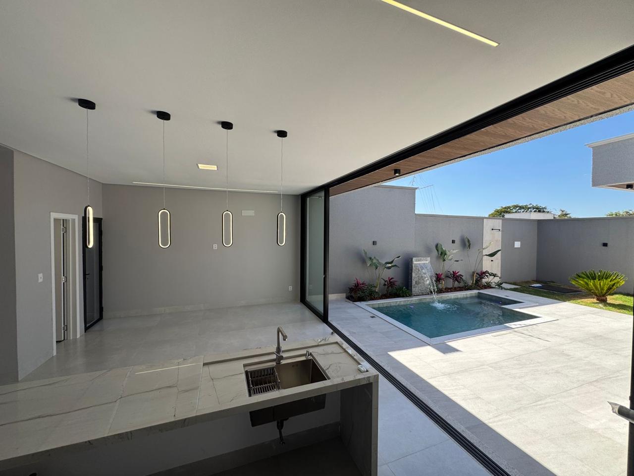 Casa de Alto Padrão com Piscina e 3 Suítes/ 260 m² / Projeto Exclusivo