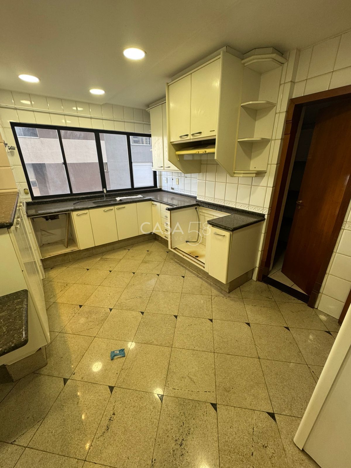 Apartamento à venda no Edifício Mares do Sul – 4 suítes, 182m², 3 vagas