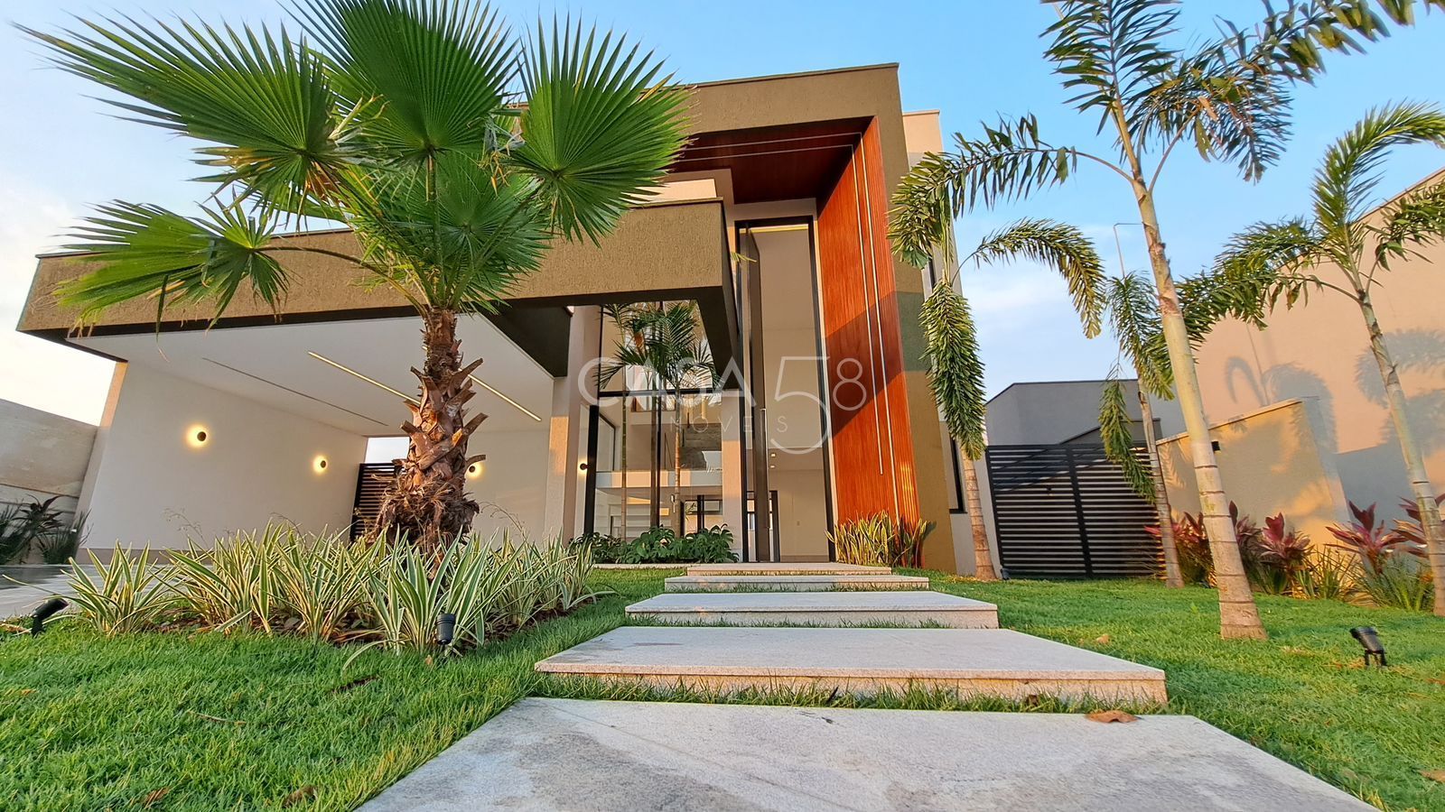 Sobrado 4 Suítes – 270m² Construídos – 470m² Terreno –Portal do Sol Golf Garden