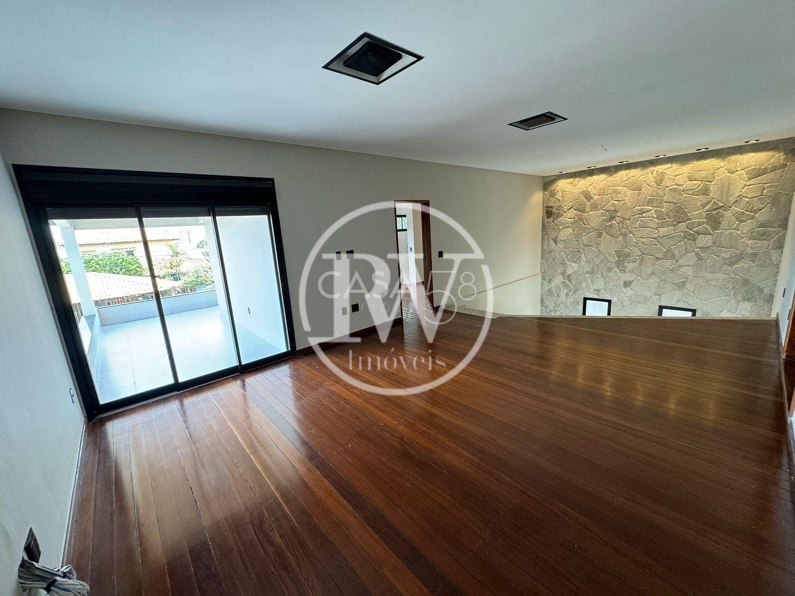 Sobrado de Alto Padrão à Venda – 4 Suítes – 340 m² Construídos – Cond. Completo