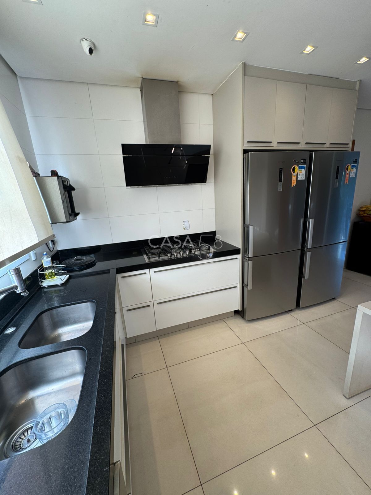 Apartamento Térreo de Alto Padrão à Venda com 4 Suítes, 4 Vagas e 286 m²