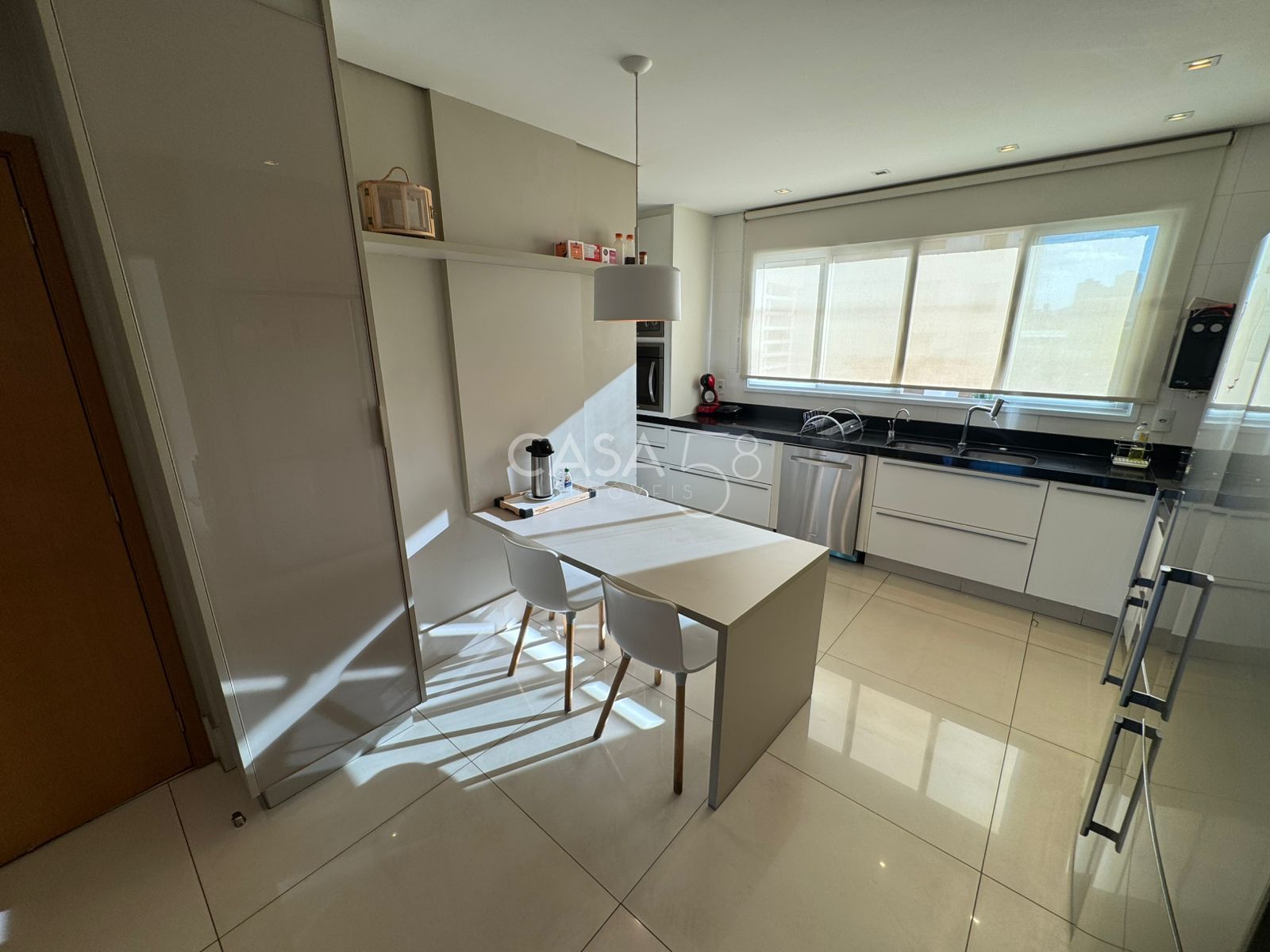 Apartamento Térreo de Alto Padrão à Venda com 4 Suítes, 4 Vagas e 286 m²