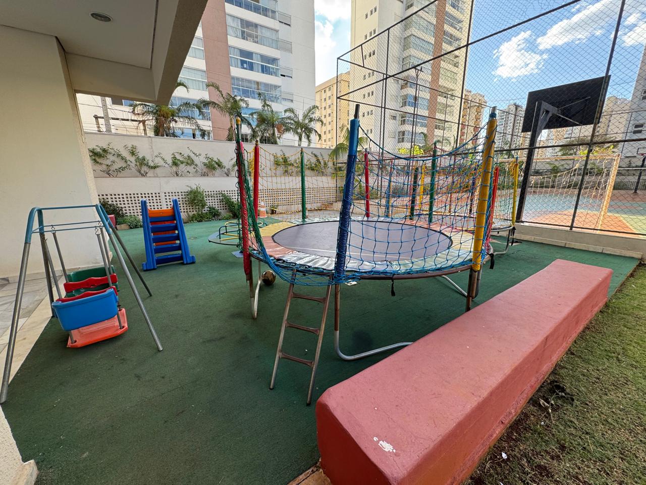 Apartamento Térreo de Alto Padrão à Venda com 4 Suítes, 4 Vagas e 286 m²