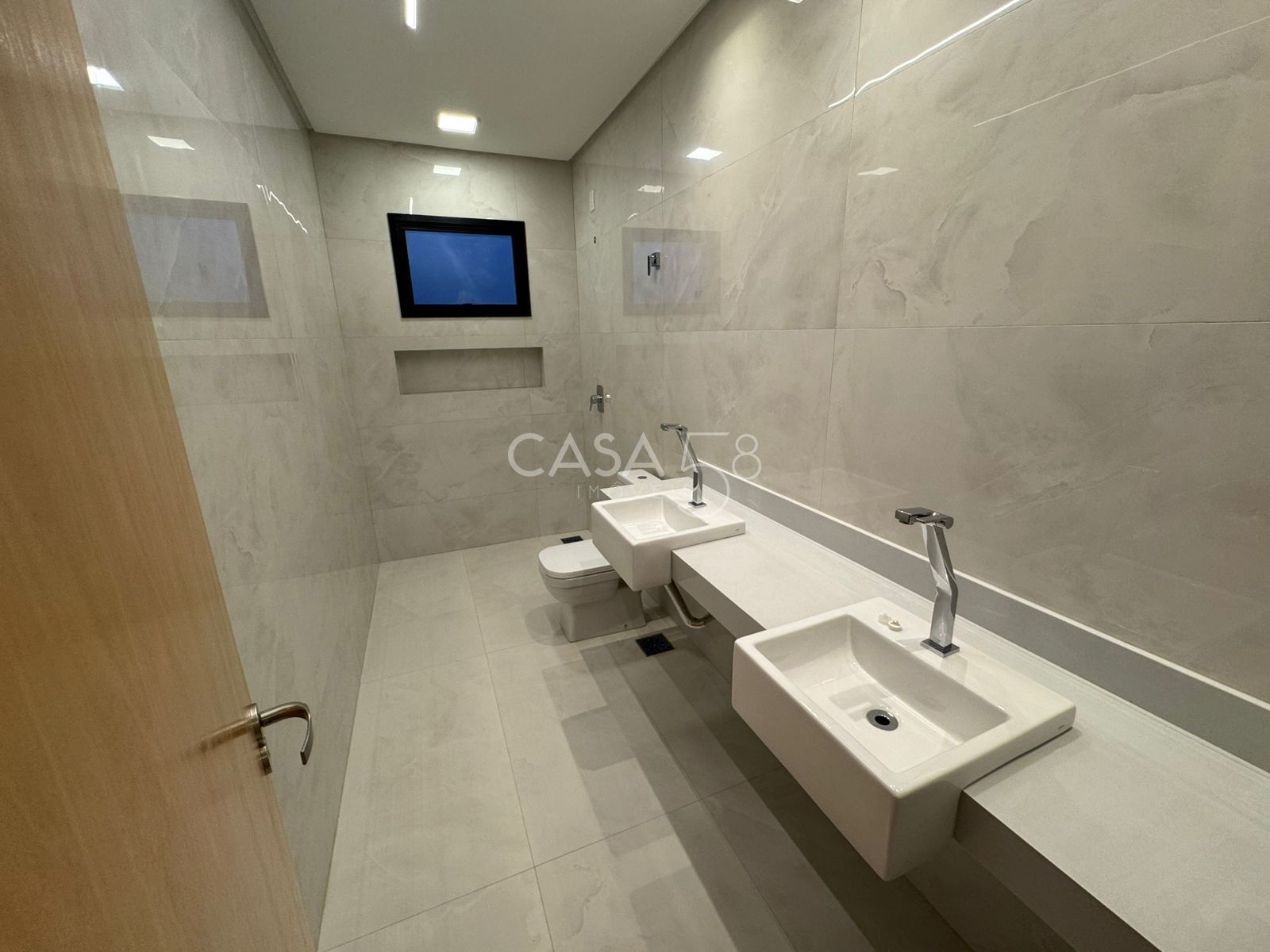 Sobrado à Venda no Jardins Capri – Alto Padrão, 4 Quartos 3 Suítes, Piscina