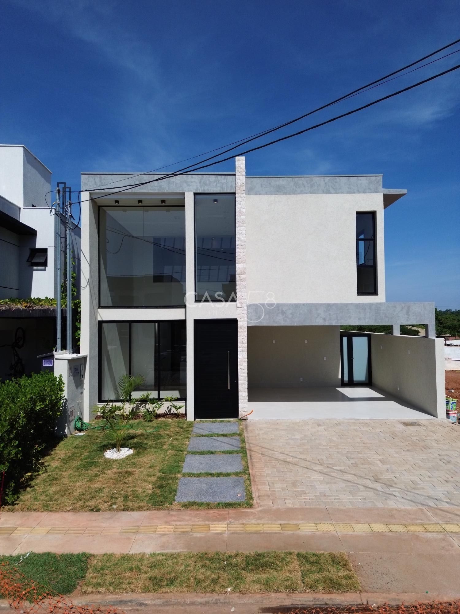 Sobrado à Venda no Jardins Capri – Alto Padrão, 4 Quartos 3 Suítes, Piscina