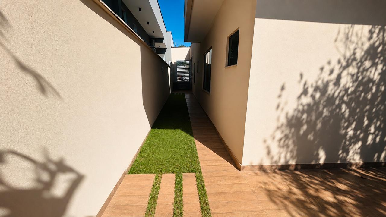 Casa Térrea a venda em Condomínio fechado no Residencial Jardim Veneza / Senador Canedo / 3 quartos / 1 suite / area gourmet com churrasqueira / energia solar