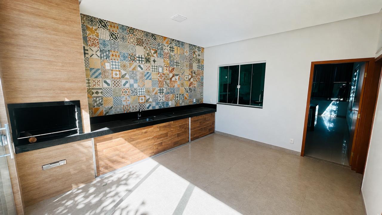Casa Térrea a venda em Condomínio fechado no Residencial Jardim Veneza / Senador Canedo / 3 quartos / 1 suite / area gourmet com churrasqueira / energia solar