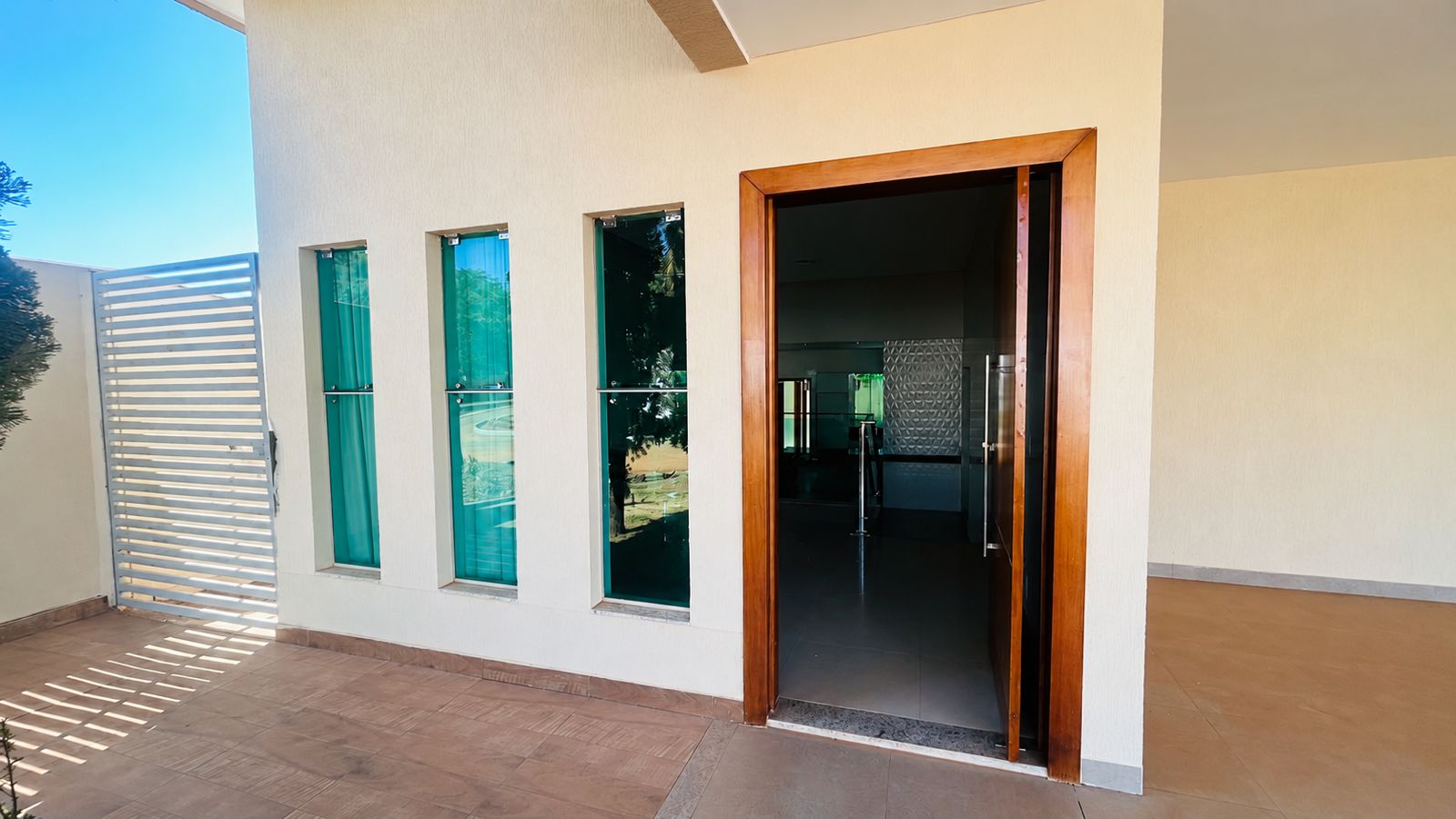 Casa Térrea a venda em Condomínio fechado no Residencial Jardim Veneza / Senador Canedo / 3 quartos / 1 suite / area gourmet com churrasqueira / energia solar