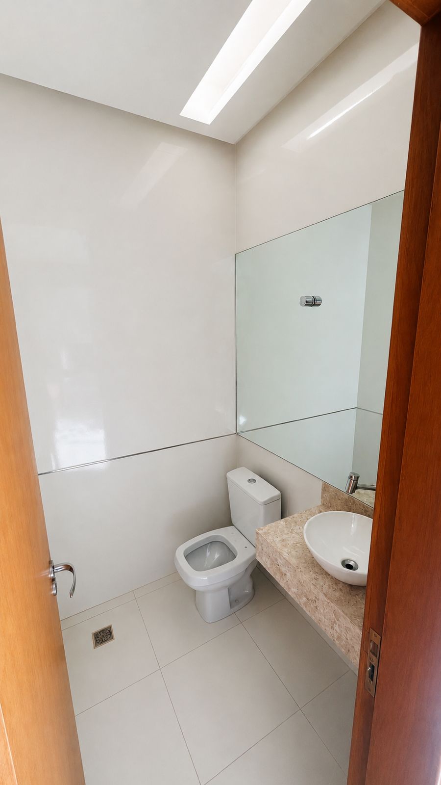 Casa Térrea a venda em Condomínio fechado no Residencial Jardim Veneza / Senador Canedo / 3 quartos / 1 suite / area gourmet com churrasqueira / energia solar