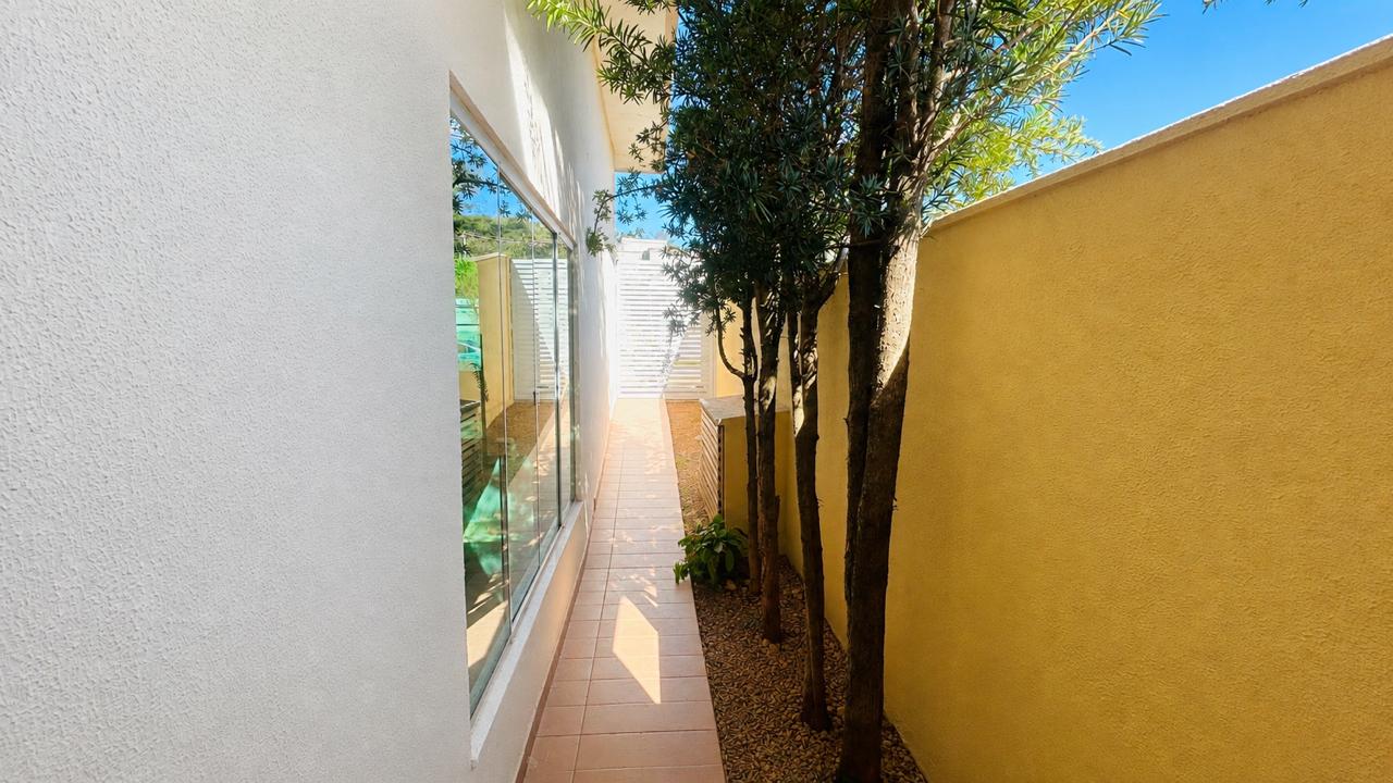 Casa Térrea a venda em Condomínio fechado no Residencial Jardim Veneza / Senador Canedo / 3 quartos / 1 suite / area gourmet com churrasqueira / energia solar