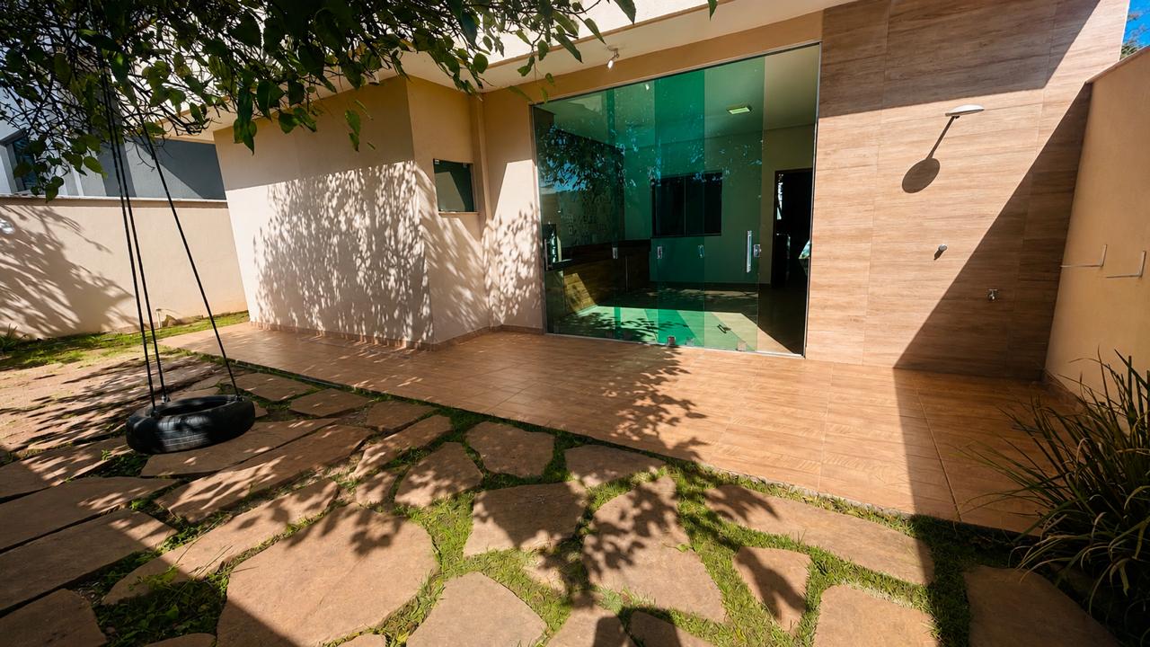 Casa Térrea a venda em Condomínio fechado no Residencial Jardim Veneza / Senador Canedo / 3 quartos / 1 suite / area gourmet com churrasqueira / energia solar
