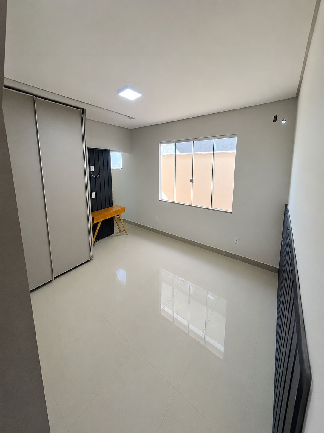 Casa Térrea a venda em Condomínio fechado no Residencial Jardim Veneza / Senador Canedo / 3 quartos / 1 suite / area gourmet com churrasqueira / energia solar
