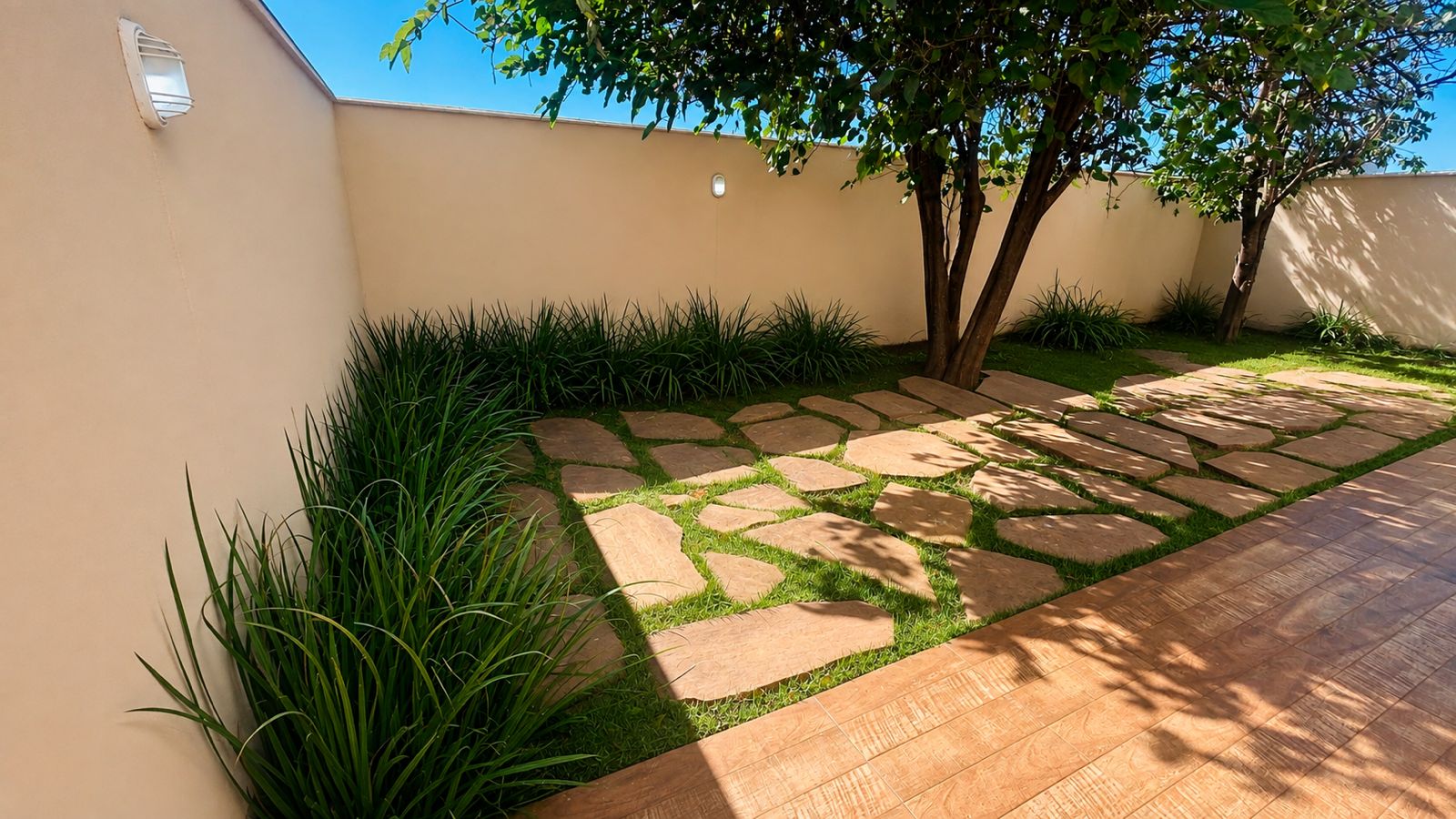 Casa Térrea a venda em Condomínio fechado no Residencial Jardim Veneza / Senador Canedo / 3 quartos / 1 suite / area gourmet com churrasqueira / energia solar
