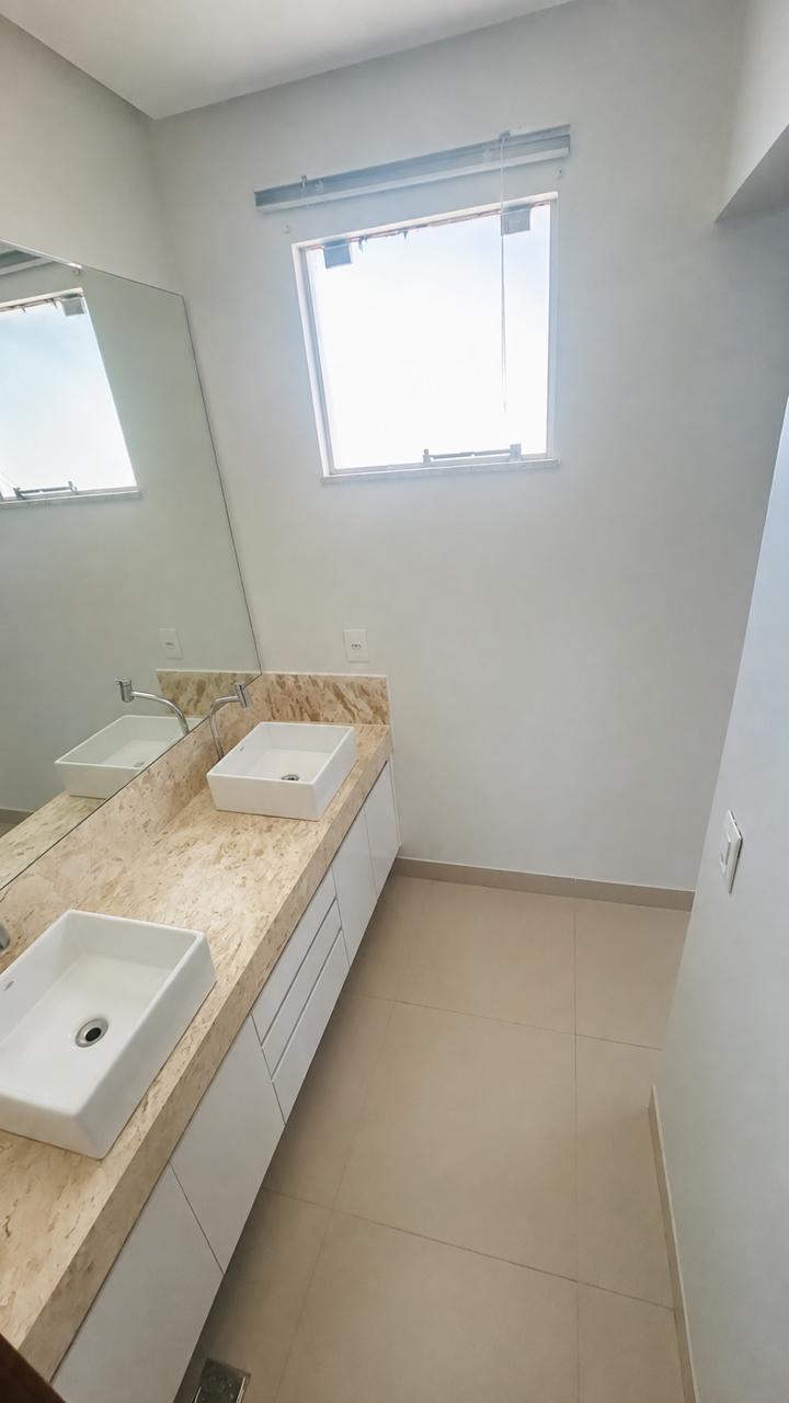 Casa Térrea a venda em Condomínio fechado no Residencial Jardim Veneza / Senador Canedo / 3 quartos / 1 suite / area gourmet com churrasqueira / energia solar