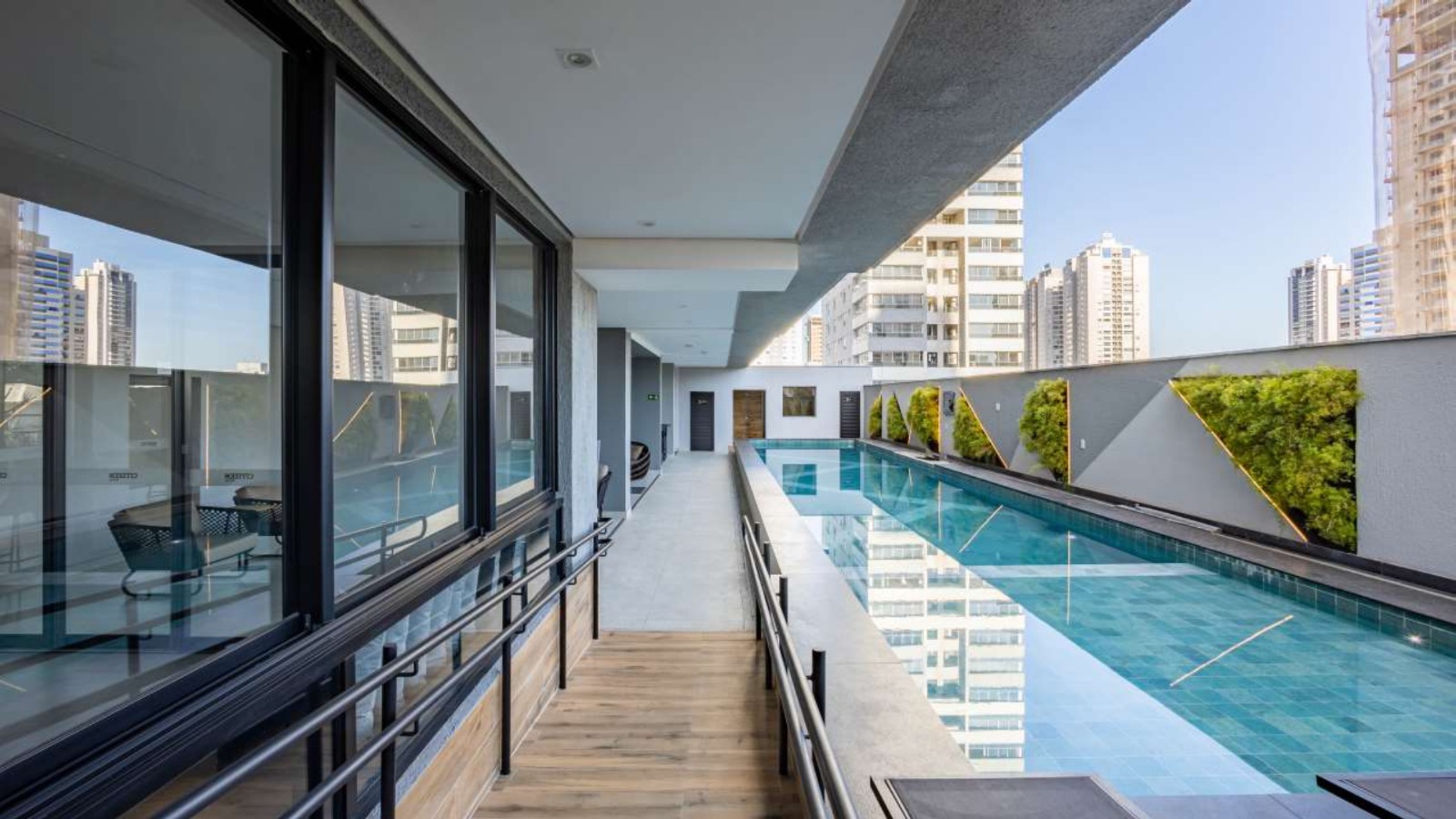 Apartamento Setor Bueno a venda / 2 quartos / lavabo / 2 vagas / predio novo / mobiliado