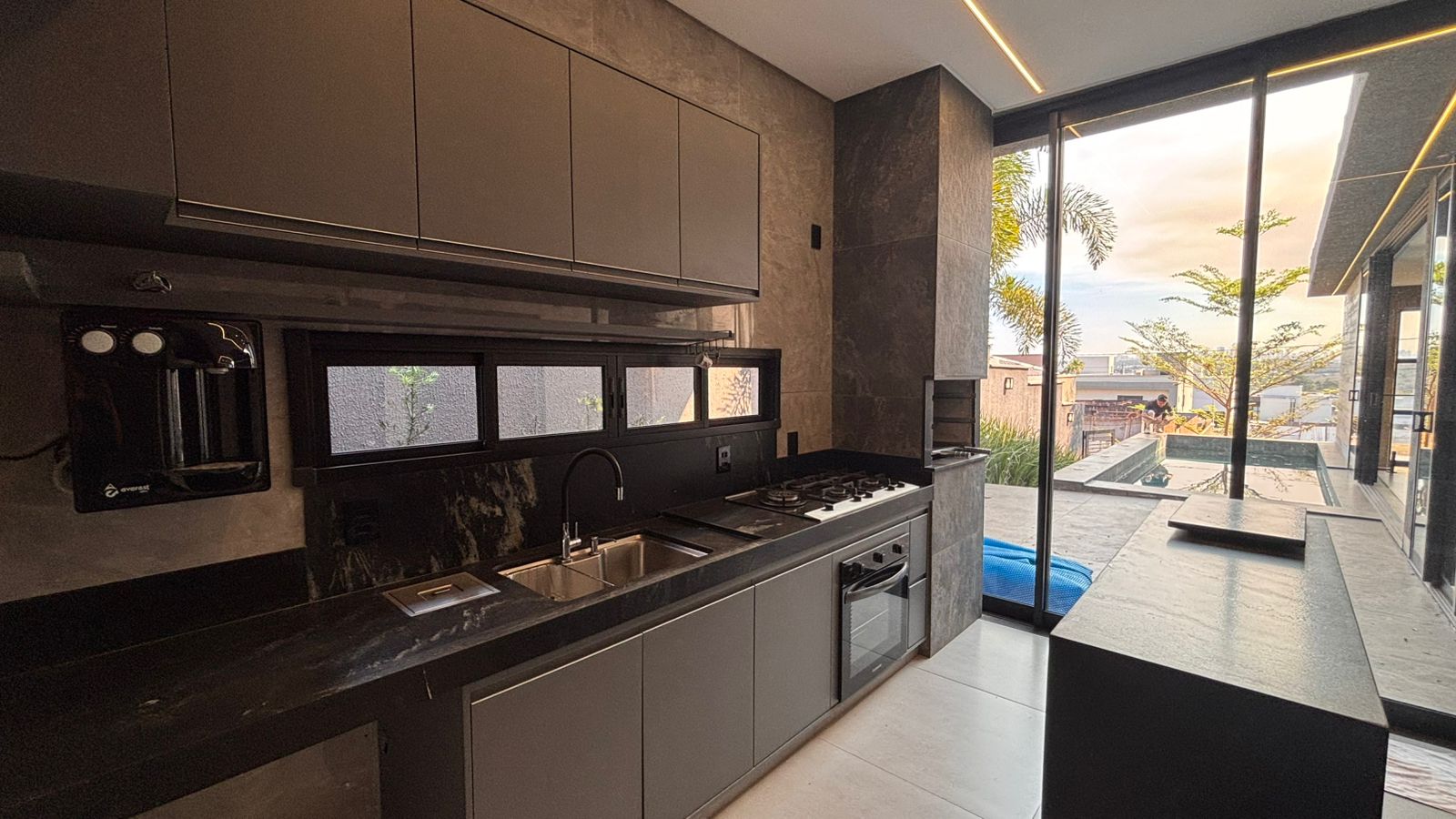 Casa térrea a venda / Jardins Barcelona / 190 m² e terreno de 300 m² / 3 suites / home theater / piscina aquecida com prainha / hidro / LED