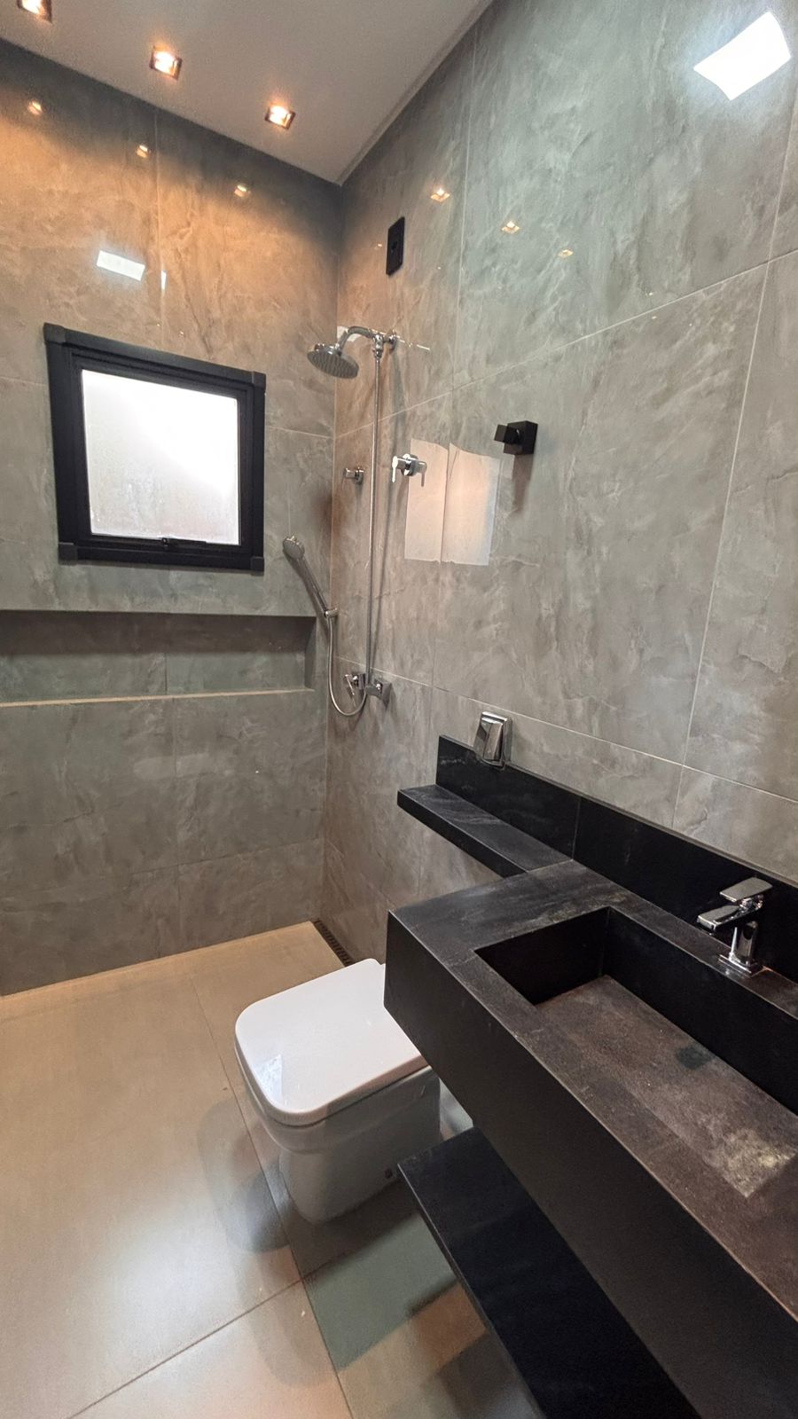 Casa térrea a venda / Jardins Barcelona / 190 m² e terreno de 300 m² / 3 suites / home theater / piscina aquecida com prainha / hidro / LED