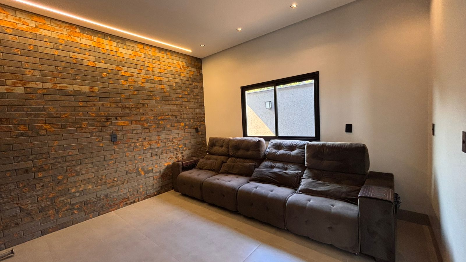 Casa térrea a venda / Jardins Barcelona / 190 m² e terreno de 300 m² / 3 suites / home theater / piscina aquecida com prainha / hidro / LED