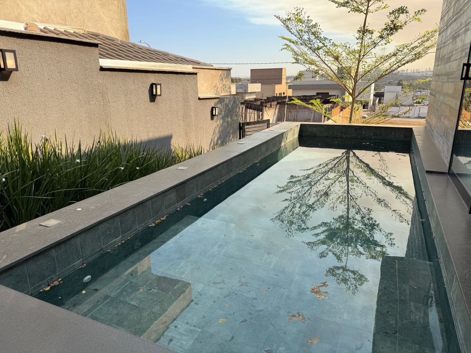 Casa térrea a venda / Jardins Barcelona / 190 m² e terreno de 300 m² / 3 suites / home theater / piscina aquecida com prainha / hidro / LED