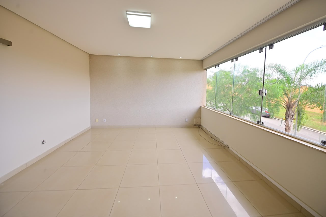 Sobrado à venda ou aluguel / alto padrão / Condomínio Alphaville Araguaia / lote de 620 m² / 404 m² de área construída / casa de esquina / posição elevada e vista permanente para a mata / • 3 suítes amplas / • Home office