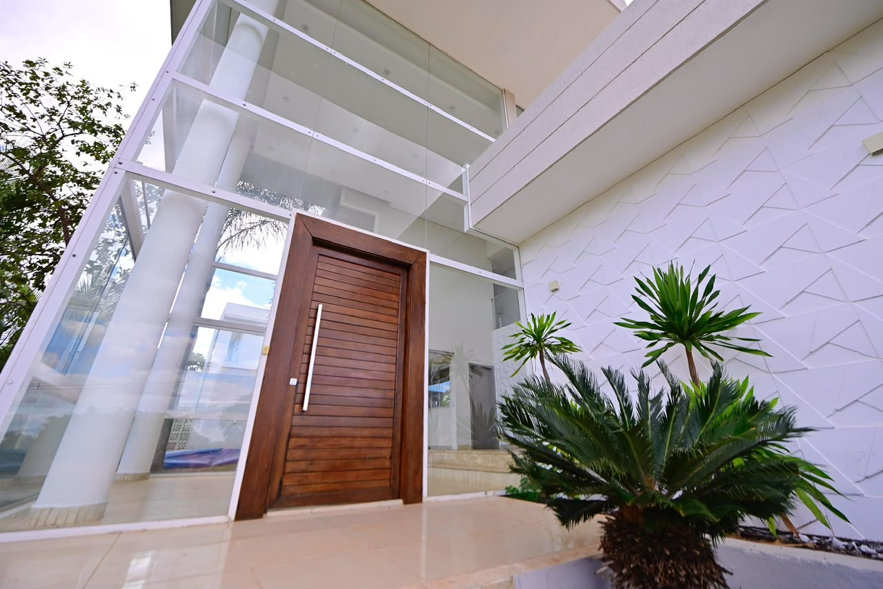 Sobrado à venda ou aluguel / alto padrão / Condomínio Alphaville Araguaia / lote de 620 m² / 404 m² de área construída / casa de esquina / posição elevada e vista permanente para a mata / • 3 suítes amplas / • Home office