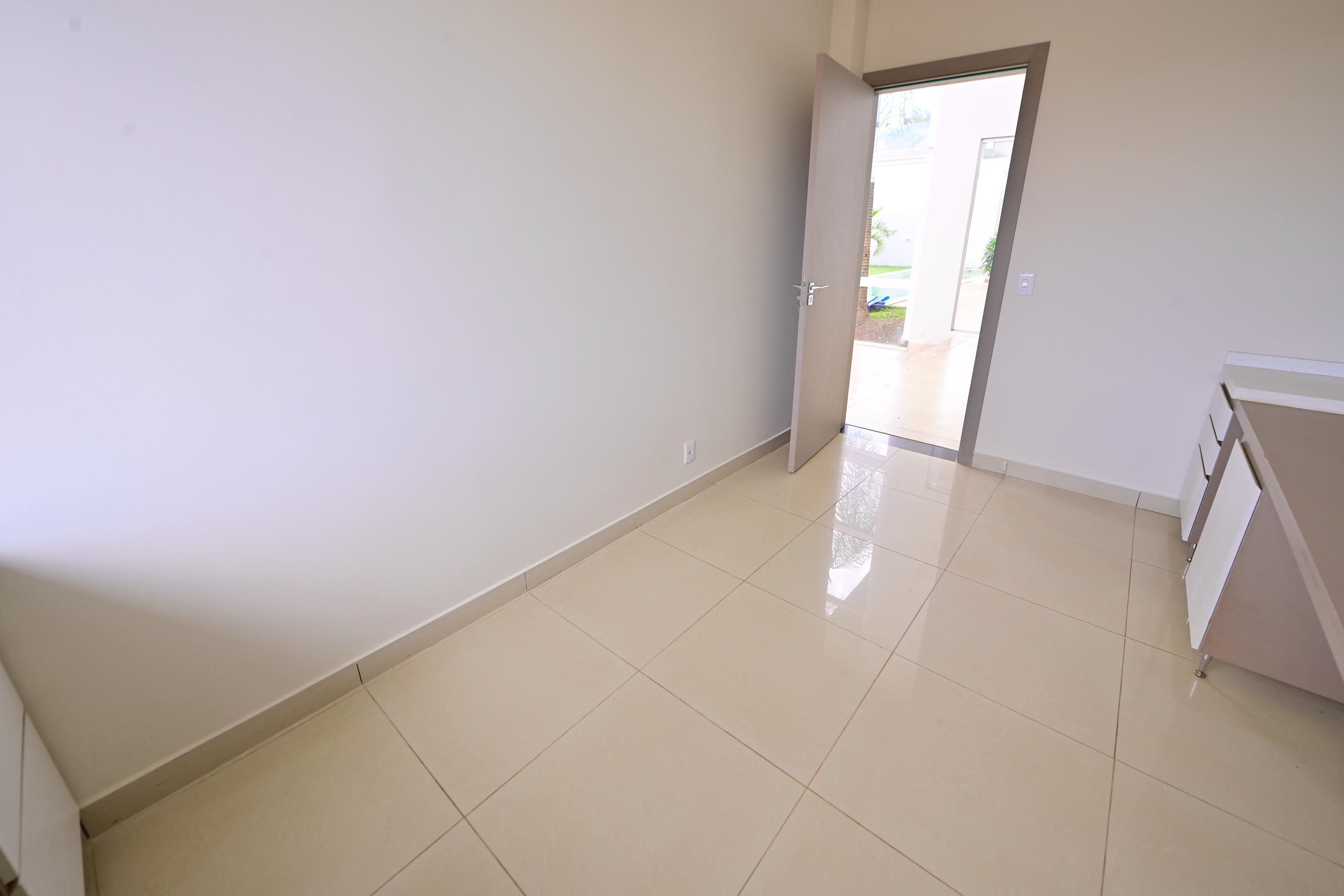 Sobrado à venda ou aluguel / alto padrão / Condomínio Alphaville Araguaia / lote de 620 m² / 404 m² de área construída / casa de esquina / posição elevada e vista permanente para a mata / • 3 suítes amplas / • Home office