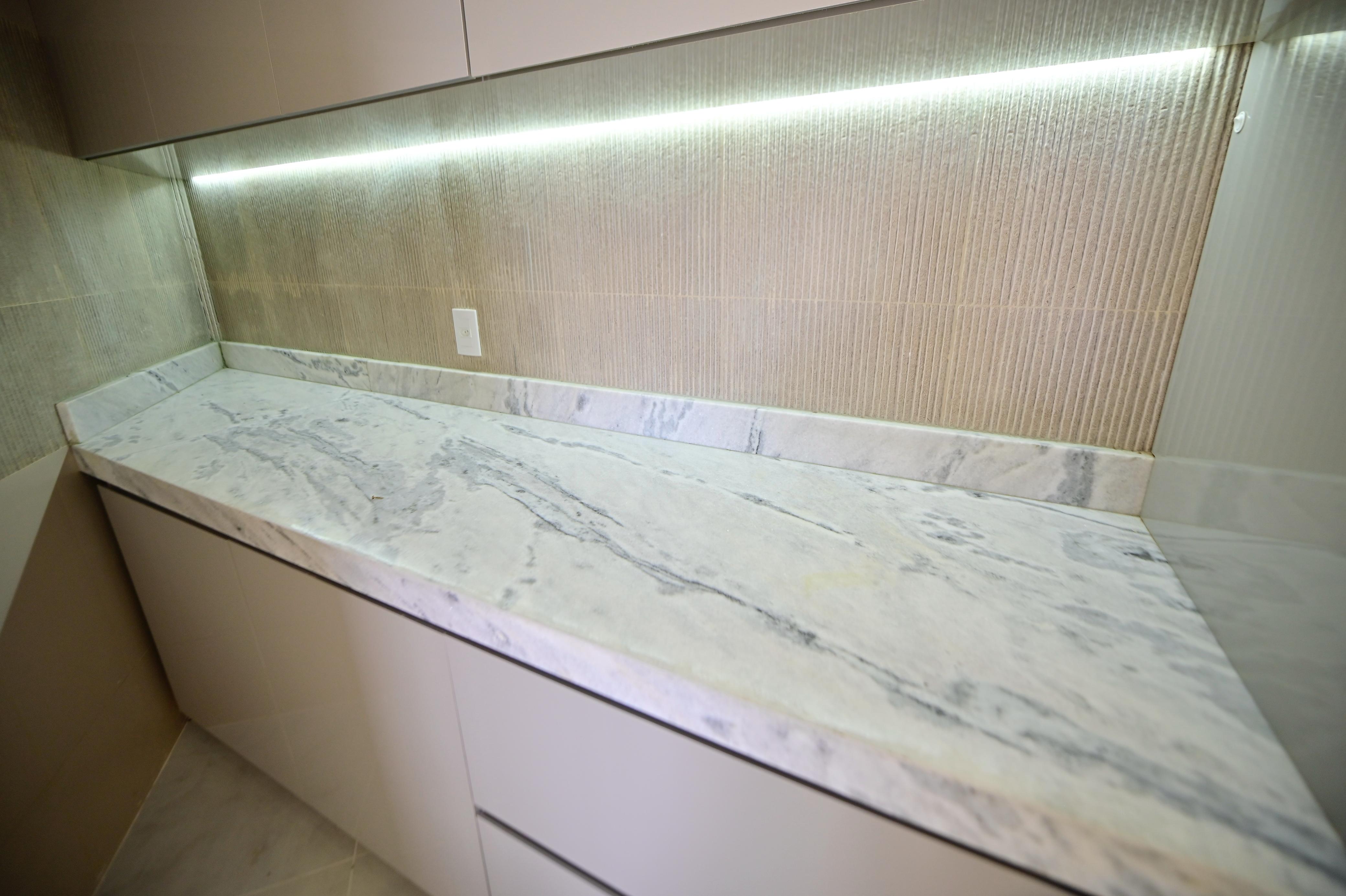 Sobrado para venda ou aluguel / Jardins Barcelona / Frente para a Mata / 3 suites / sala integrada / cozinha e banheiros com armários / piscina / novo