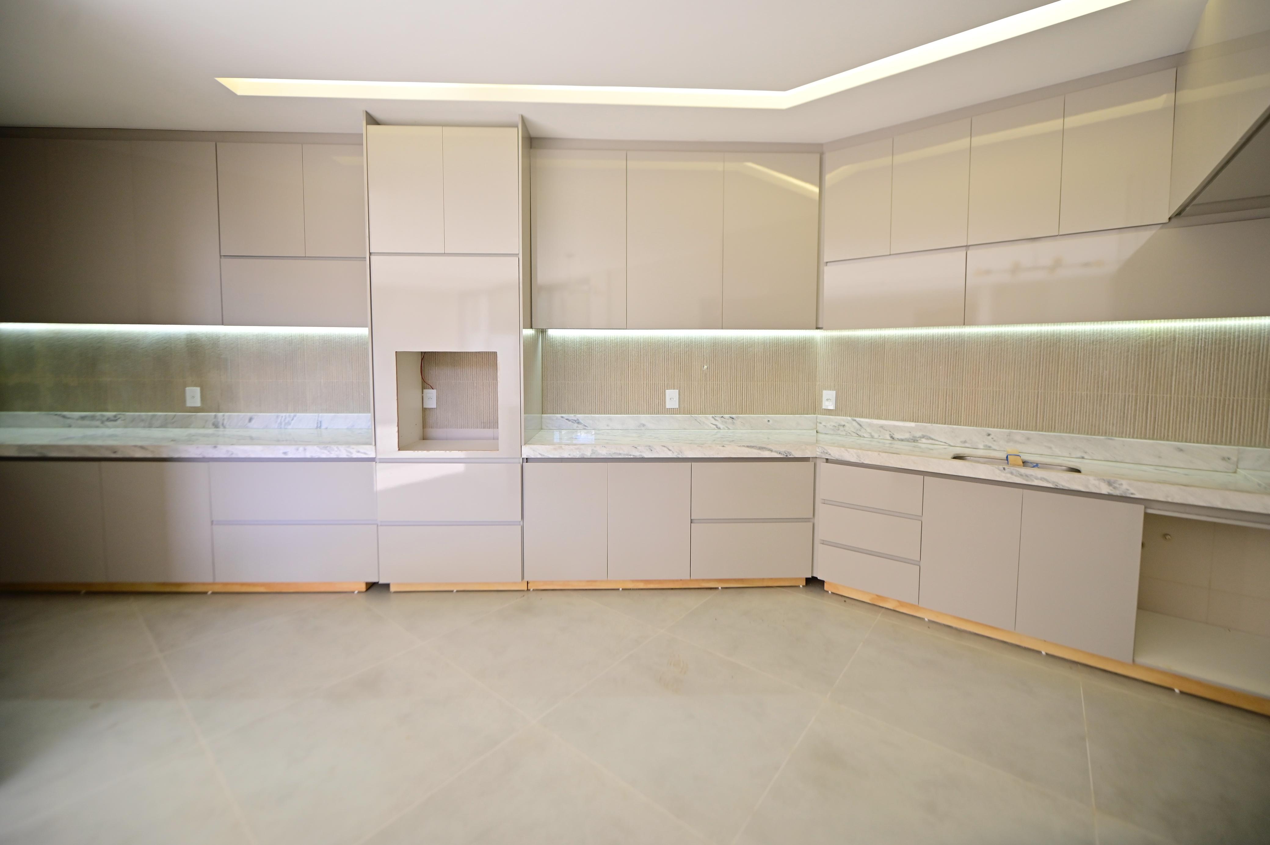 Sobrado para venda ou aluguel / Jardins Barcelona / Frente para a Mata / 3 suites / sala integrada / cozinha e banheiros com armários / piscina / novo