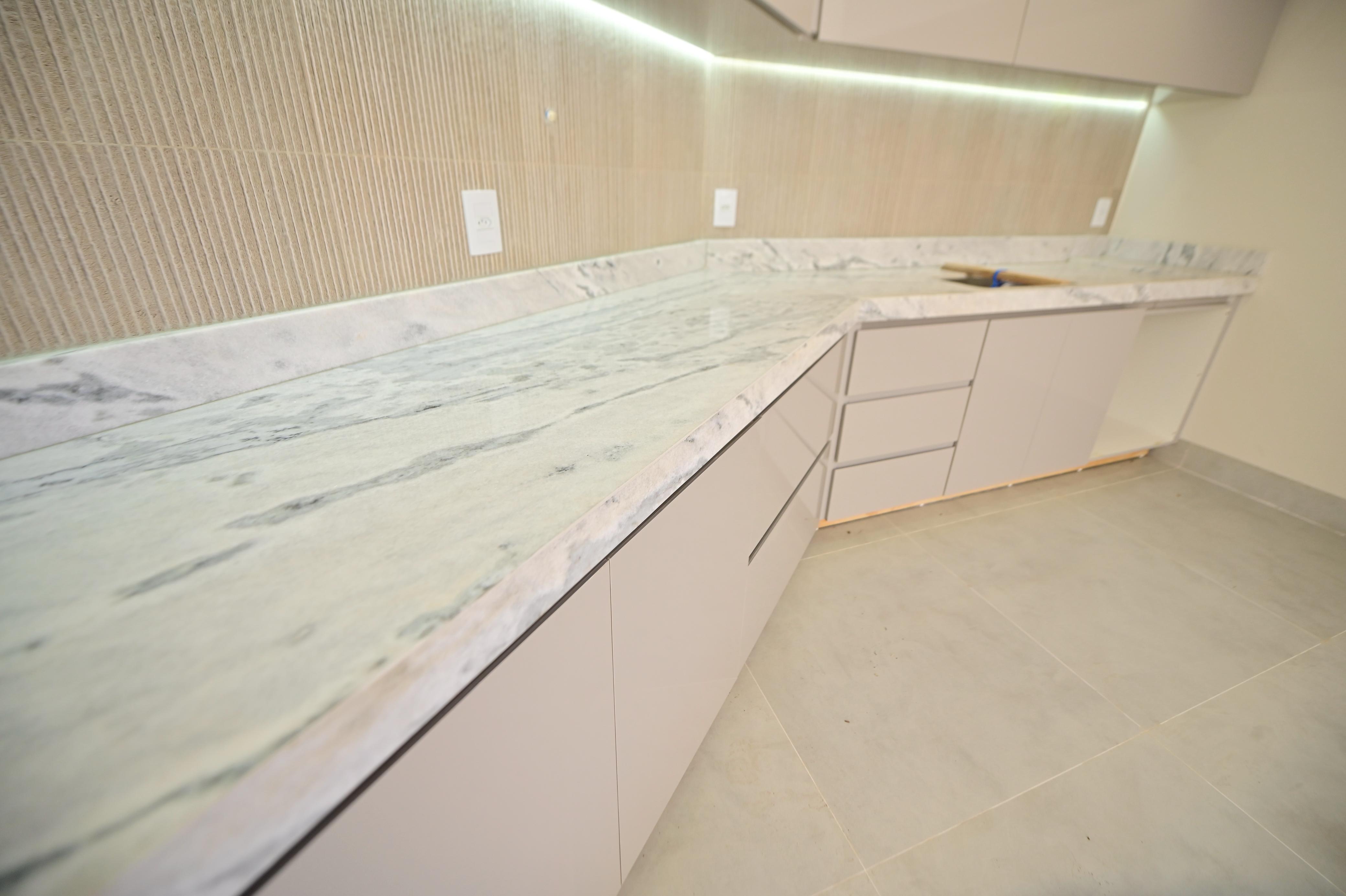 Sobrado para venda ou aluguel / Jardins Barcelona / Frente para a Mata / 3 suites / sala integrada / cozinha e banheiros com armários / piscina / novo