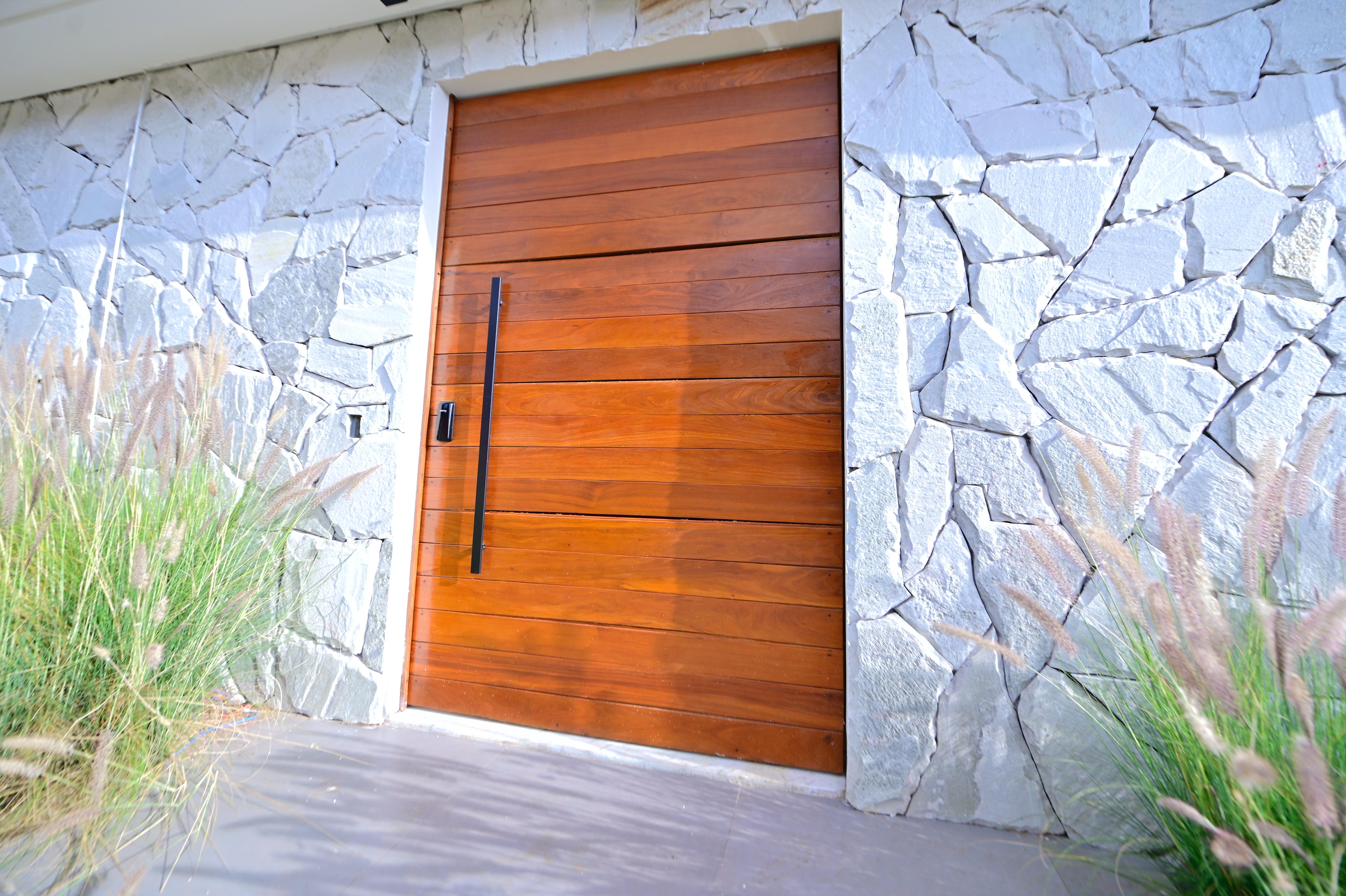 Sobrado para venda ou aluguel / Jardins Barcelona / Frente para a Mata / 3 suites / sala integrada / cozinha e banheiros com armários / piscina / novo