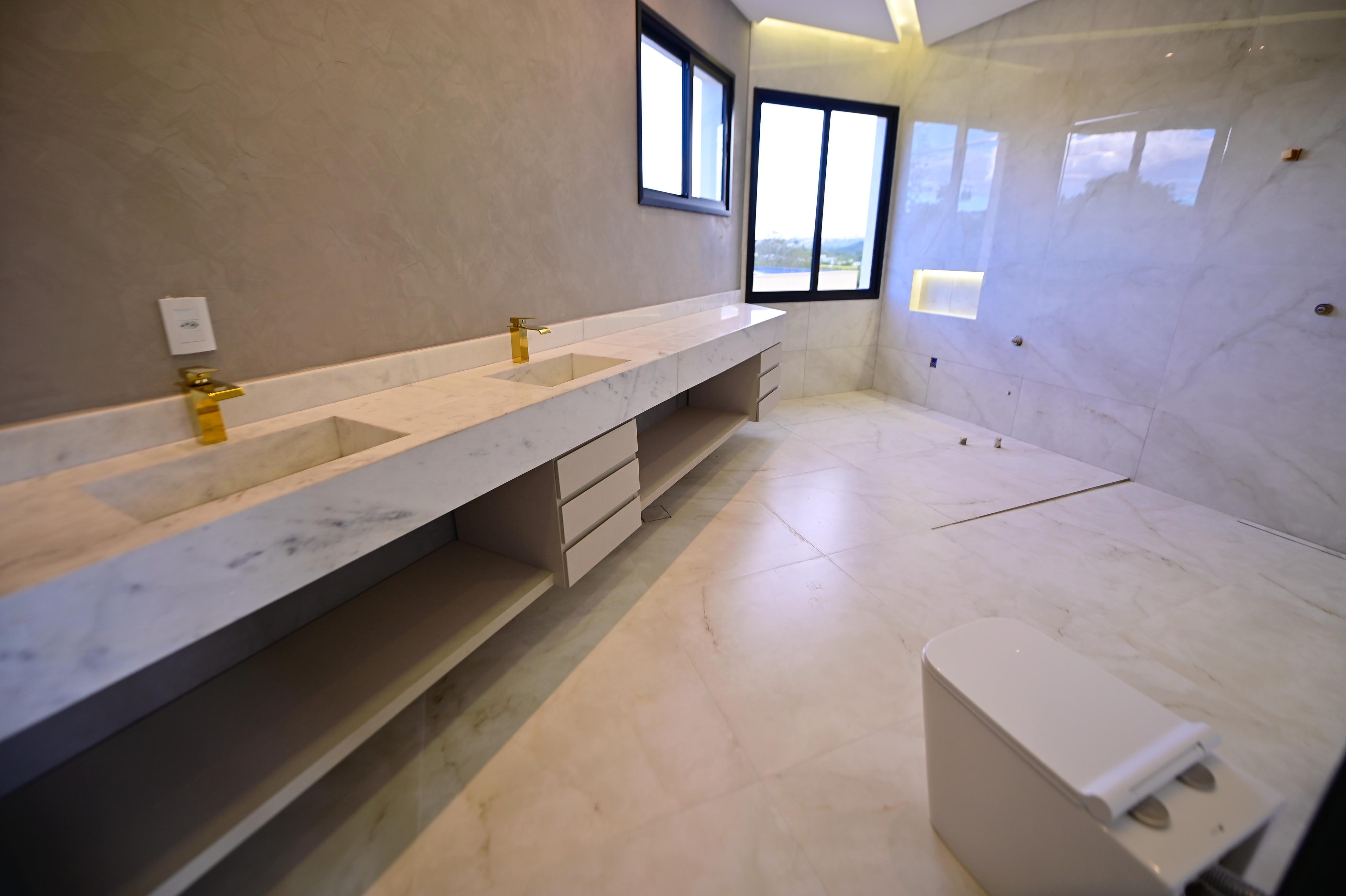 Sobrado para venda ou aluguel / Jardins Barcelona / Frente para a Mata / 3 suites / sala integrada / cozinha e banheiros com armários / piscina / novo