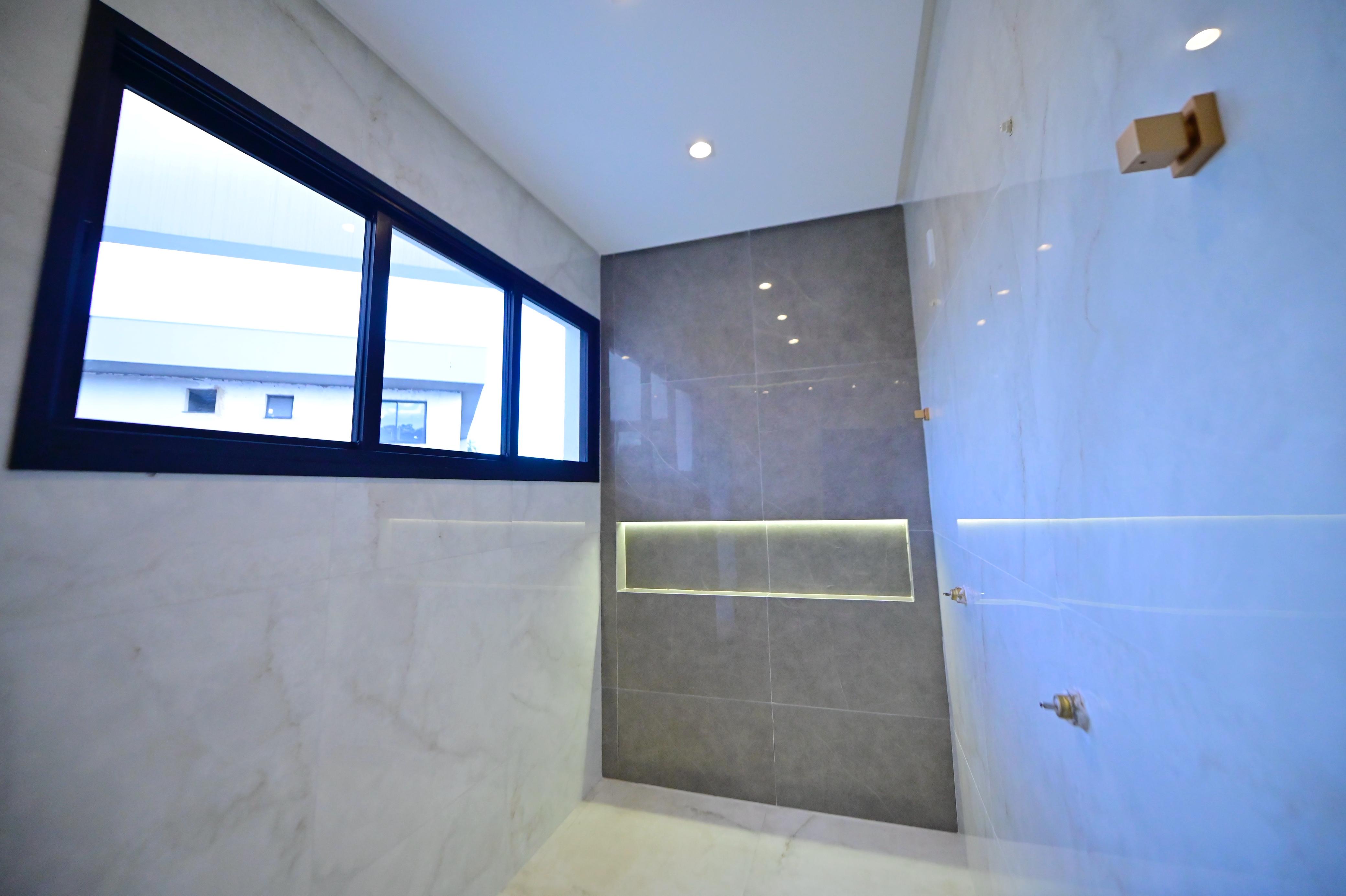 Sobrado para venda ou aluguel / Jardins Barcelona / Frente para a Mata / 3 suites / sala integrada / cozinha e banheiros com armários / piscina / novo