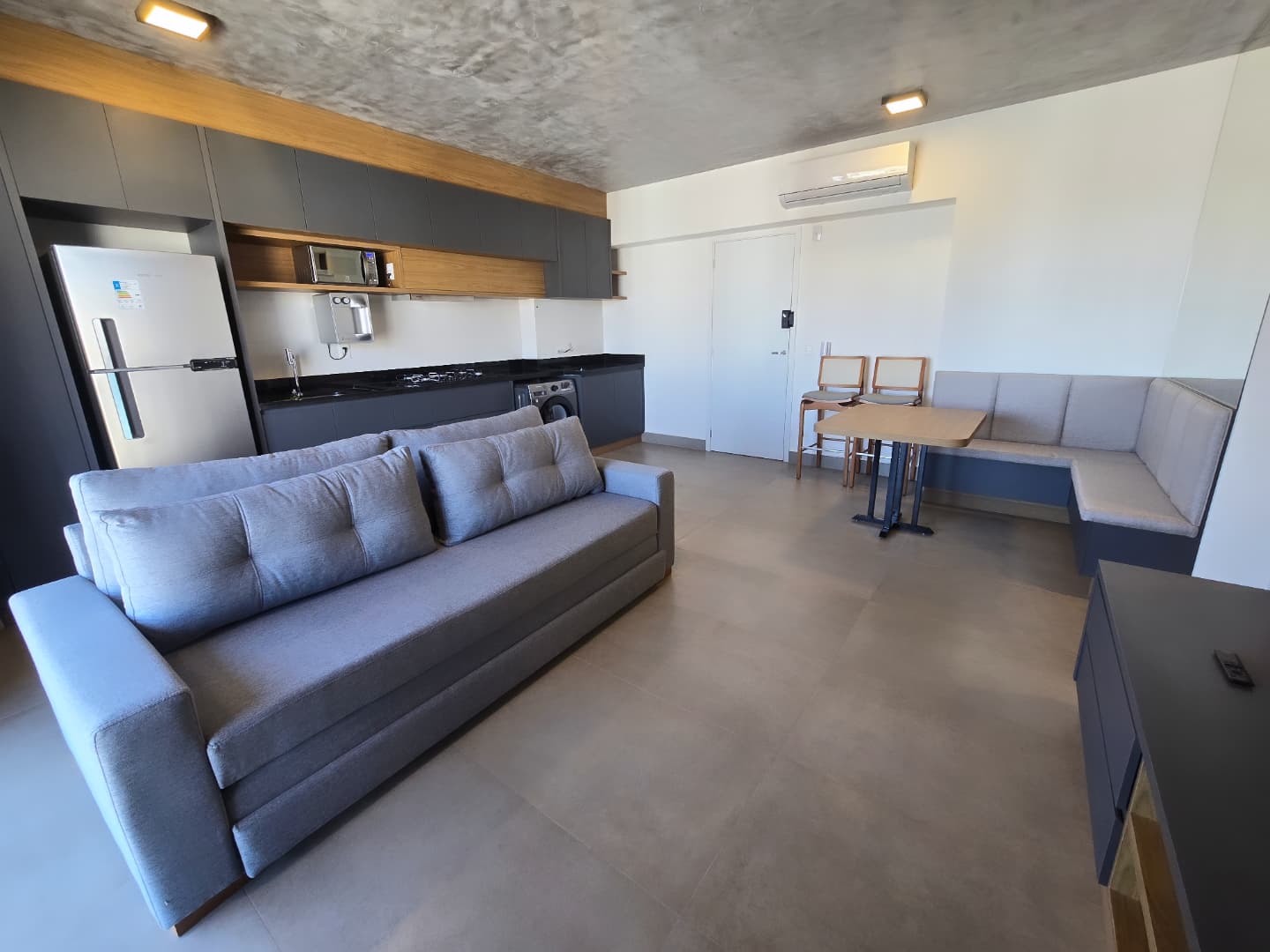 Apartamento à venda ou aluguel Setor Oeste / 2 suites / lavabo / 2 vagas / 72m² / andar alto / prédio novo / mobiliado