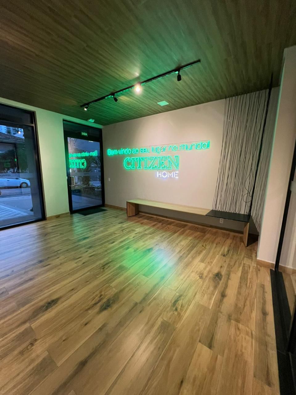 Apartamento à venda Setor Bueno / 87 m² / 02 suítes / lavabo e varanda / com vista privilegiada para o Parque Vaca Brava / 2 vagas / mobiliado