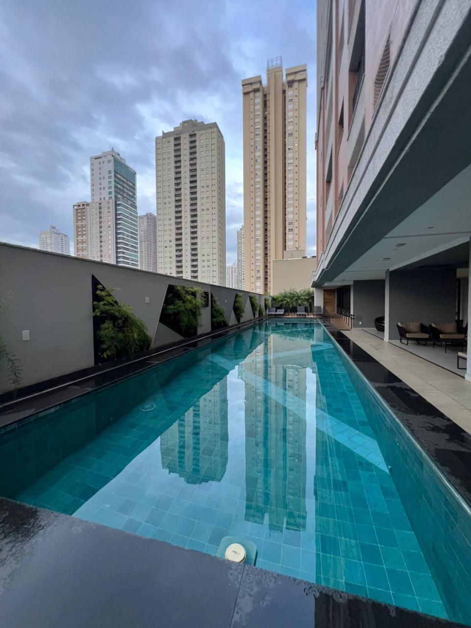 Apartamento à venda Setor Bueno / 87 m² / 02 suítes / lavabo e varanda / com vista privilegiada para o Parque Vaca Brava / 2 vagas / mobiliado