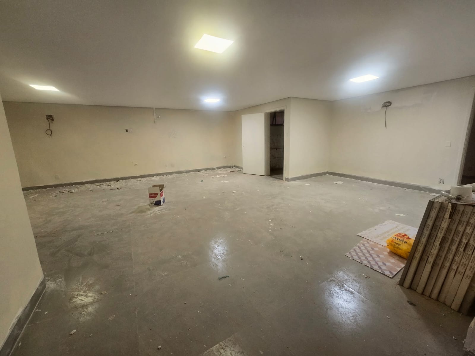 Locação de prédio comercial / Setor Marista / 650 m² / 8 vagas / 12 salas com pia / recepção / 3 salas grandes / ideal para clínicas, lojas, escolas, restaurantes