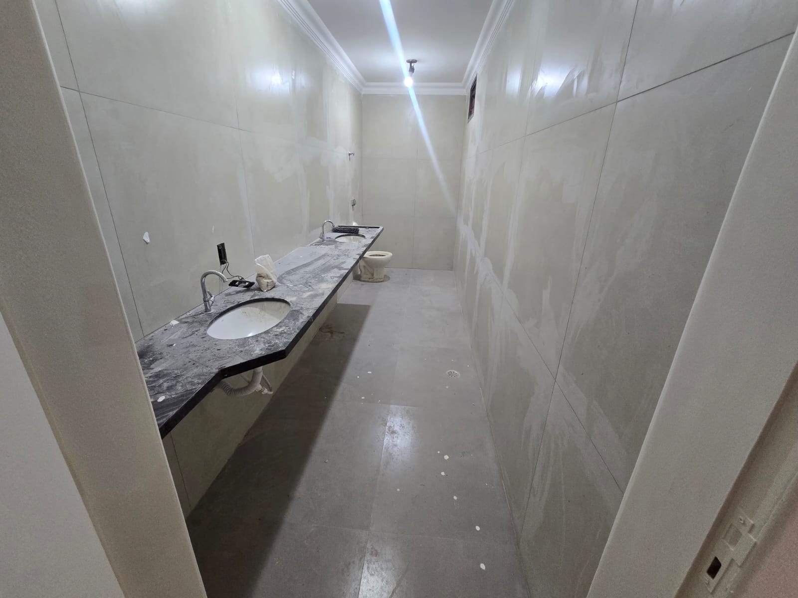 Locação de prédio comercial / Setor Marista / 650 m² / 8 vagas / 12 salas com pia / recepção / 3 salas grandes / ideal para clínicas, lojas, escolas, restaurantes