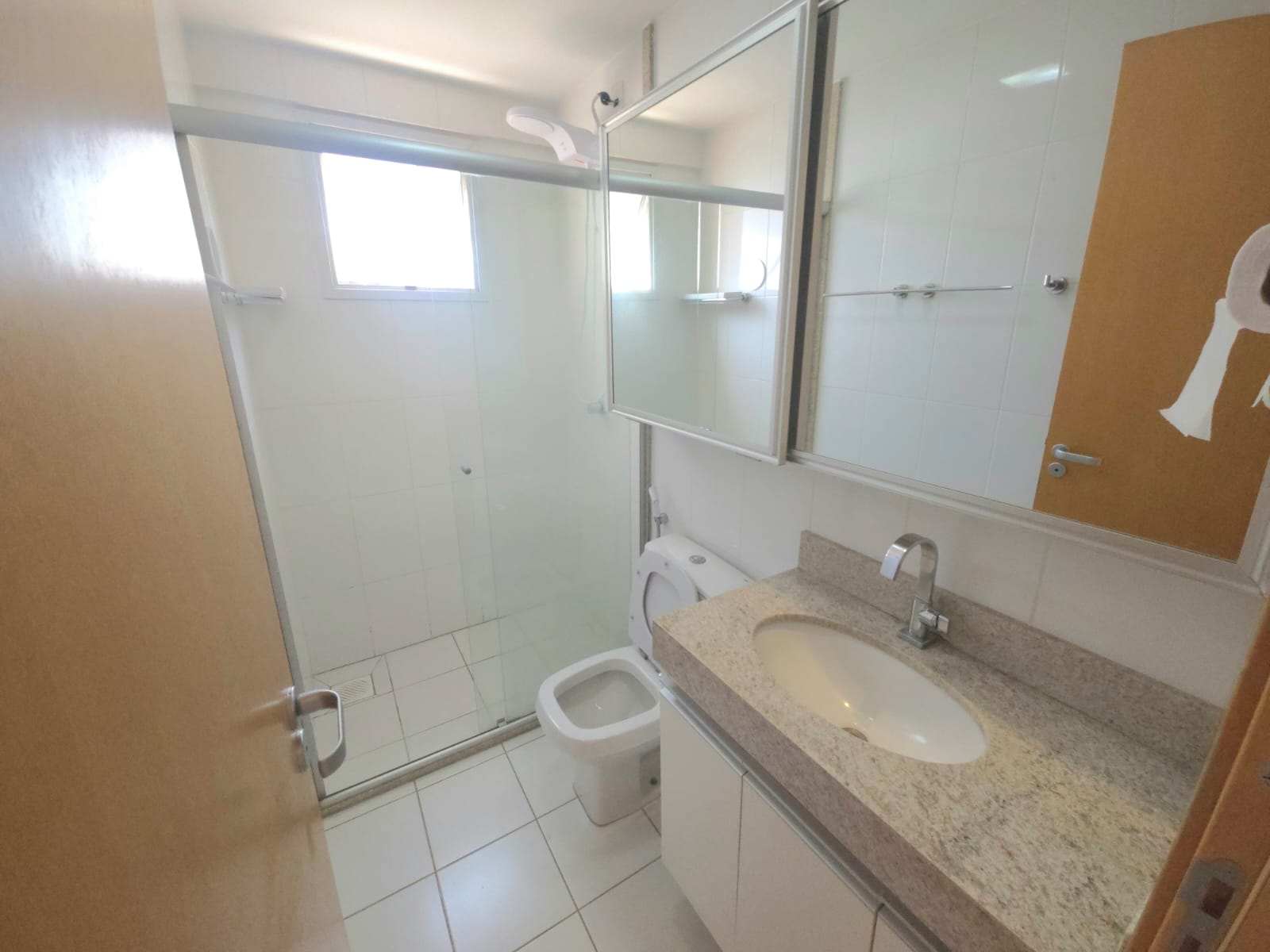 Apartamento à Venda / 02 quartos / / 1 suíte / repleto em armários / balcão gourmet / andar alto / Setor Bueno