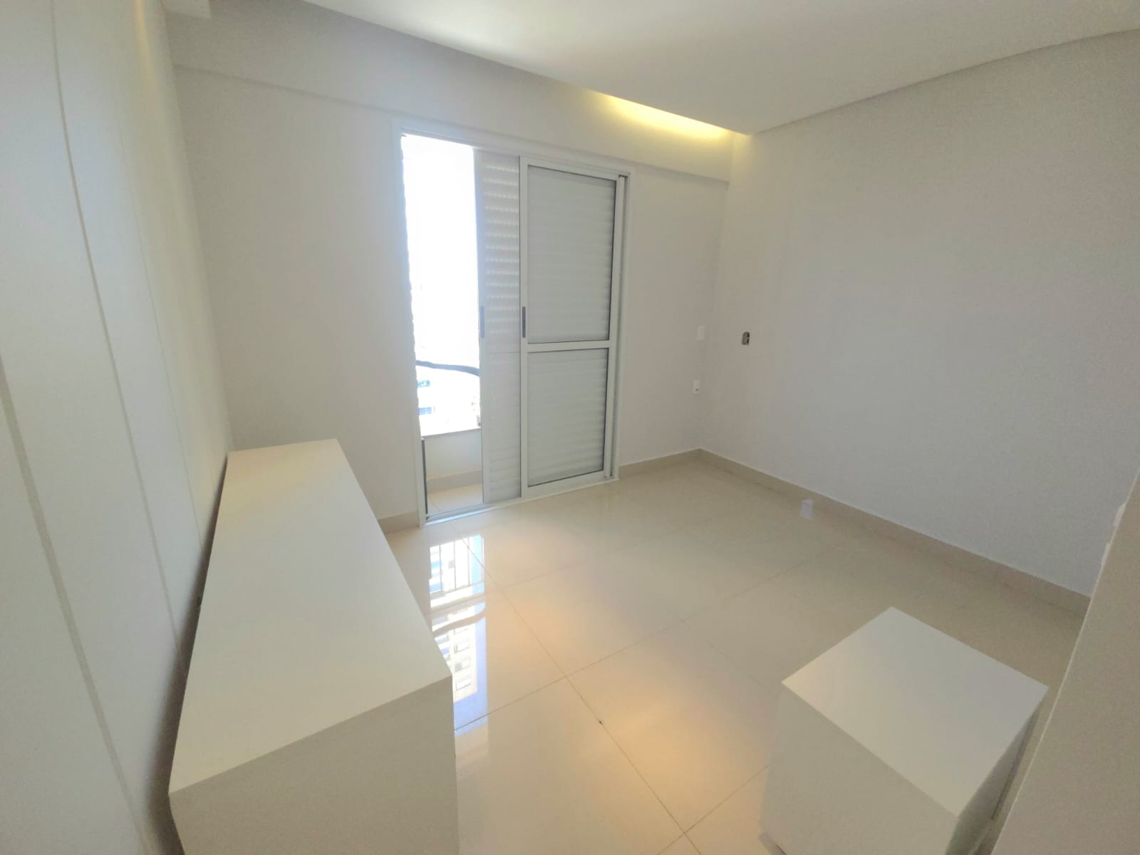 Apartamento à Venda / 02 quartos / / 1 suíte / repleto em armários / balcão gourmet / andar alto / Setor Bueno