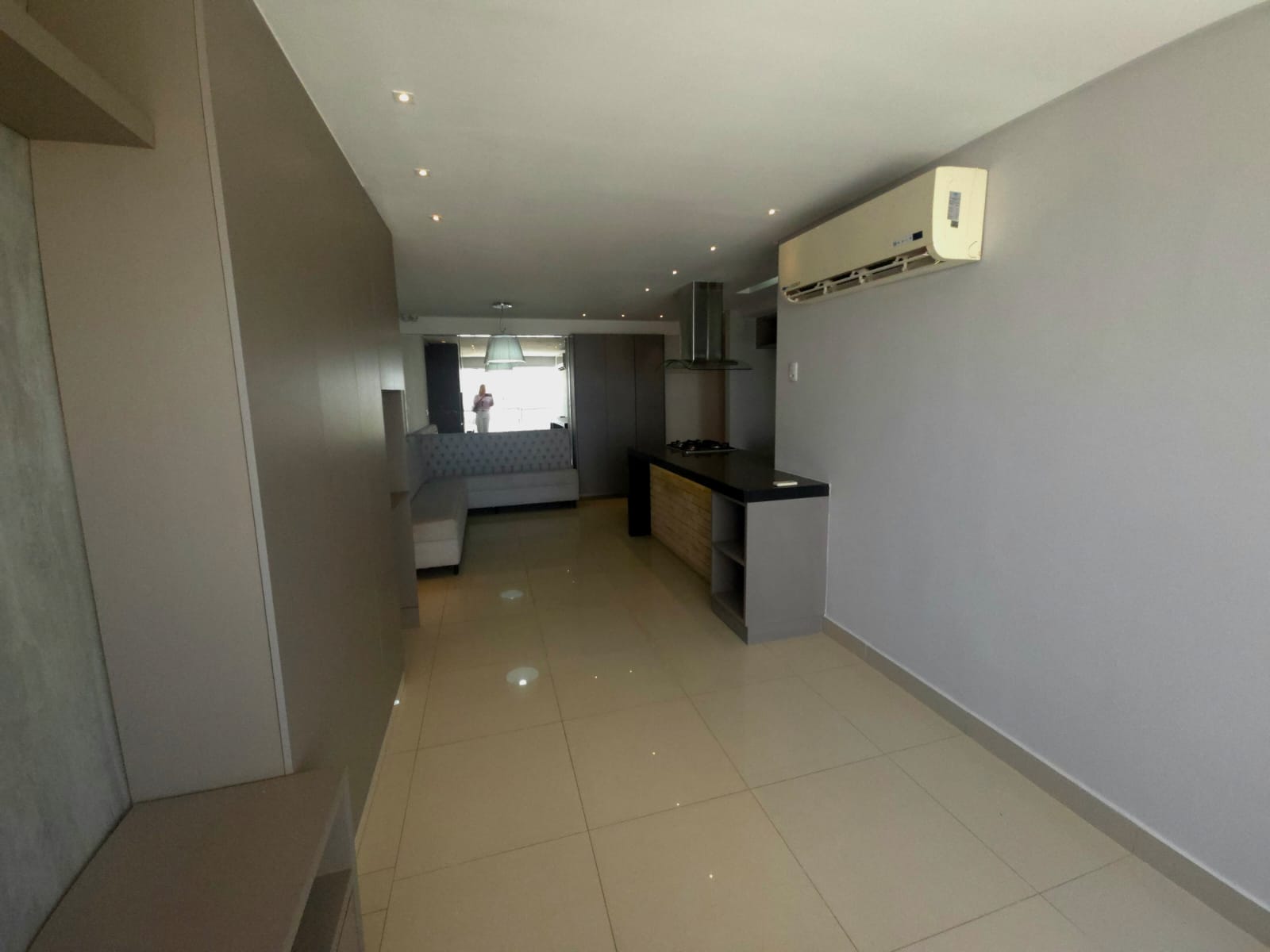 Apartamento à Venda / 02 quartos / / 1 suíte / repleto em armários / balcão gourmet / andar alto / Setor Bueno