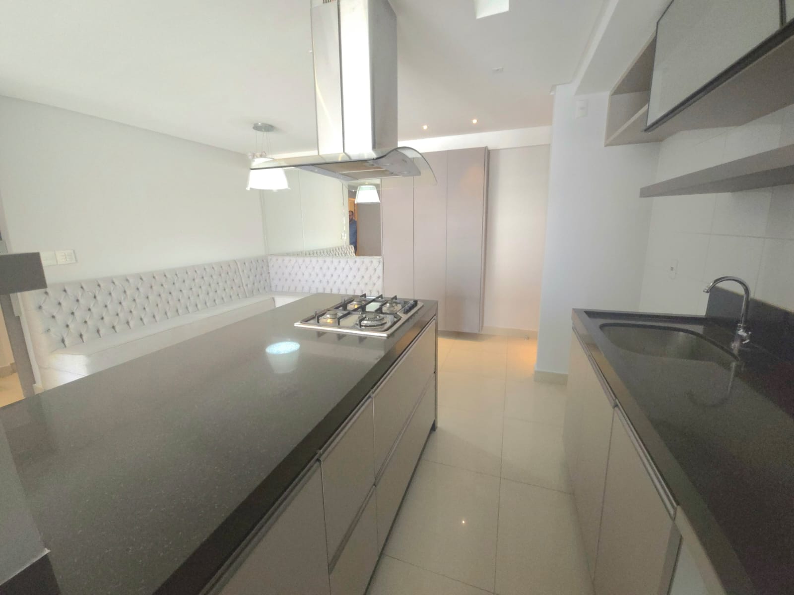 Apartamento à Venda / 02 quartos / / 1 suíte / repleto em armários / balcão gourmet / andar alto / Setor Bueno
