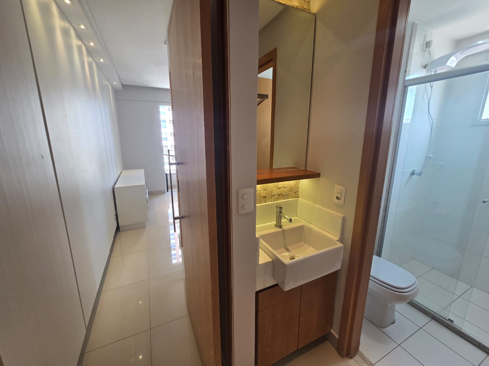 Apartamento à Venda / 02 quartos / / 1 suíte / repleto em armários / balcão gourmet / andar alto / Setor Bueno