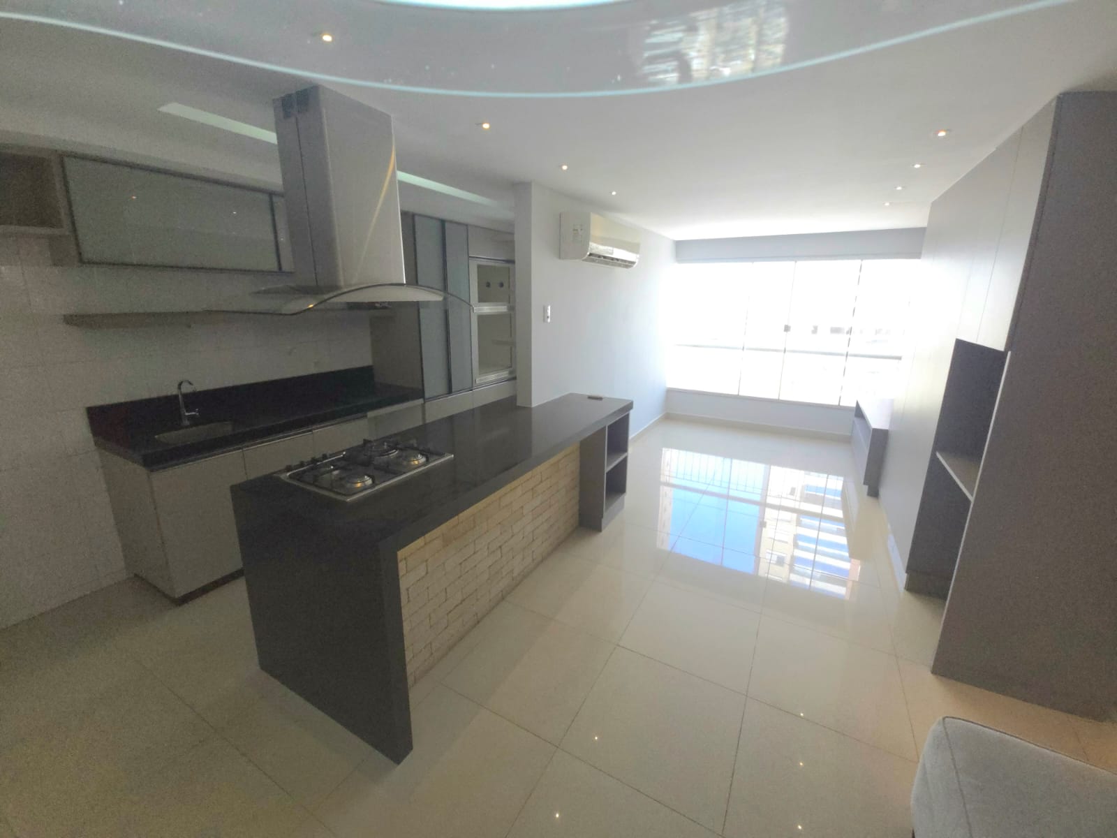 Apartamento à Venda / 02 quartos / / 1 suíte / repleto em armários / balcão gourmet / andar alto / Setor Bueno