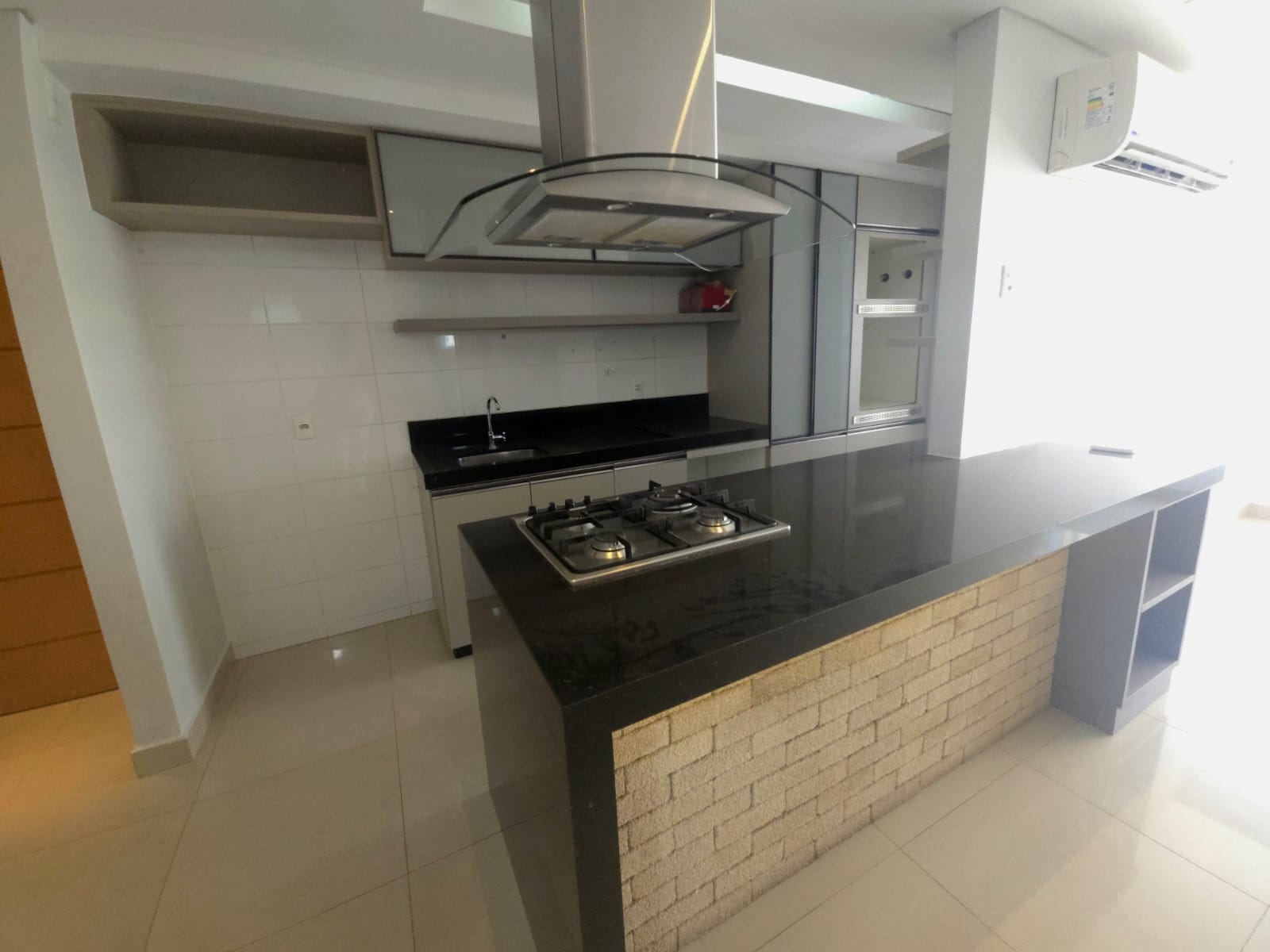 Apartamento à Venda / 02 quartos / / 1 suíte / repleto em armários / balcão gourmet / andar alto / Setor Bueno