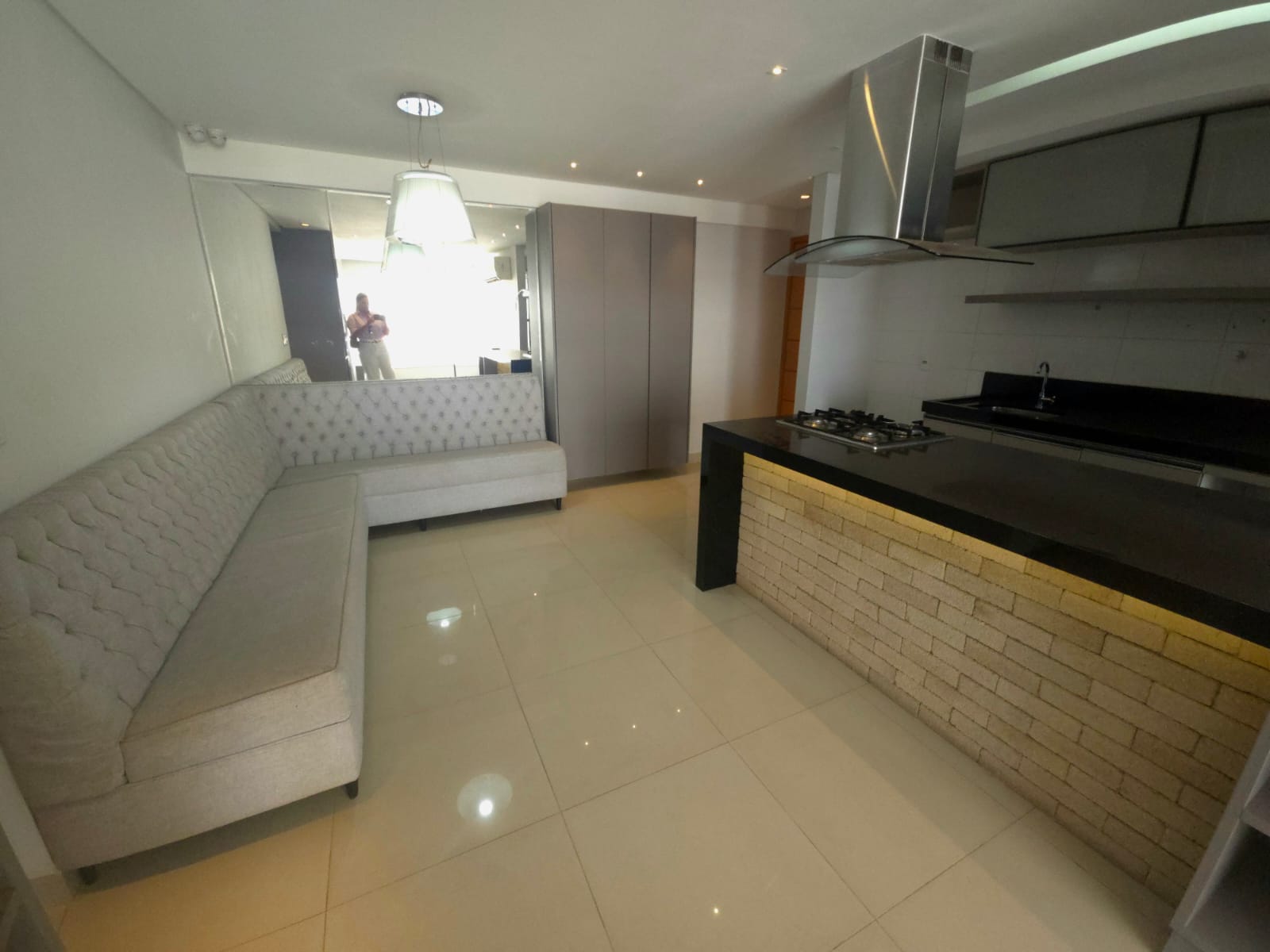 Apartamento à Venda / 02 quartos / / 1 suíte / repleto em armários / balcão gourmet / andar alto / Setor Bueno