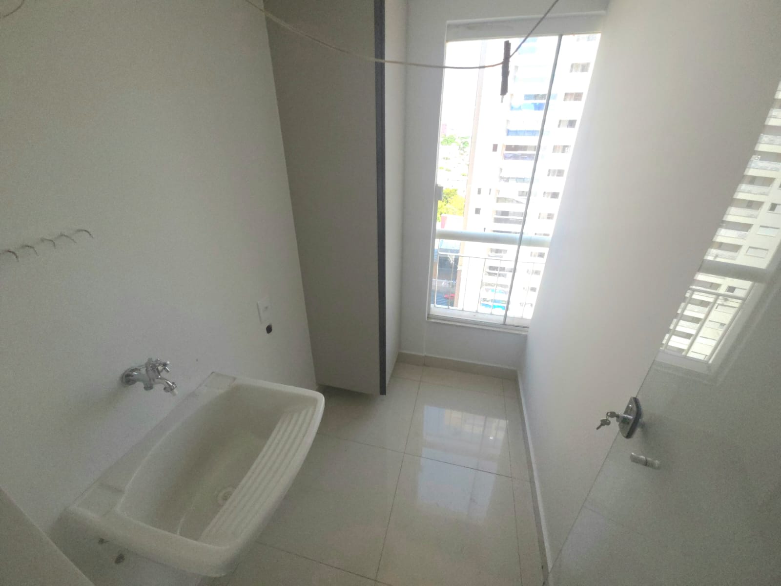 Apartamento à Venda / 02 quartos / / 1 suíte / repleto em armários / balcão gourmet / andar alto / Setor Bueno